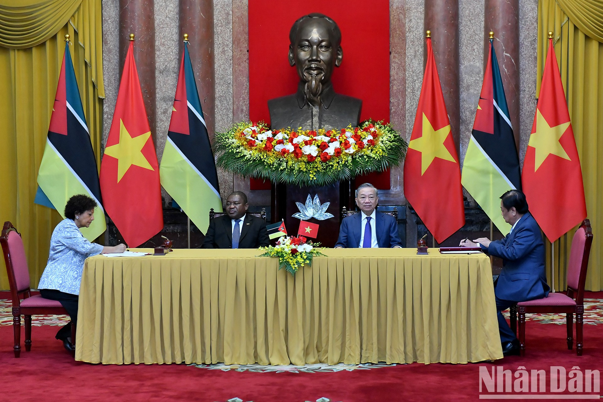 Los dos mandatarios presencian la rúbrica de un memorando de entendimiento sobre cooperación entre el Ministerio de Agricultura y Desarrollo Rural de Vietnam y el Ministerio del Mar, Aguas Interiores y Pesca de Mozambique. Los dos mandatarios presencian la rúbrica de un memorando de entendimiento sobre cooperación entre el Ministerio de Agricultura y Desarrollo Rural de Vietnam y el Ministerio del Mar, Aguas Interiores y Pesca de Mozambique.