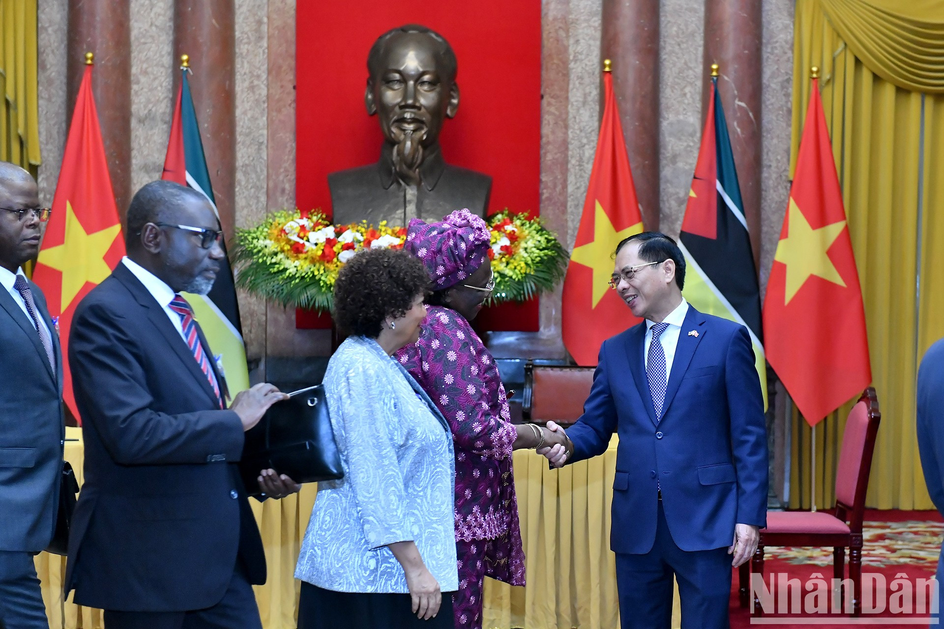El vice primer ministro y titular de Relaciones Exteriores de Vietnam, Bui Thanh Son, y delegados mozambiqueños después de la ceremonia. El vice primer ministro y titular de Relaciones Exteriores de Vietnam, Bui Thanh Son, y delegados mozambiqueños después de la ceremonia.