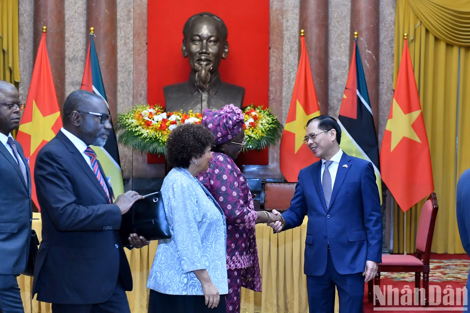El vice primer ministro y titular de Relaciones Exteriores de Vietnam, Bui Thanh Son, y delegados mozambiqueños después de la ceremonia.