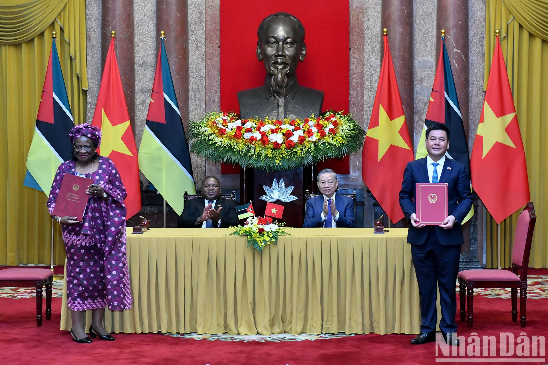 Los dos dirigentes presencian la firma de un memorando de entendimiento sobre cooperación entre el Ministerio de Industria y Comercio de Vietnam y el Ministerio de Recursos Minerales y Energía de Mozambique. Los dos dirigentes presencian la firma de un memorando de entendimiento sobre cooperación entre el Ministerio de Industria y Comercio de Vietnam y el Ministerio de Recursos Minerales y Energía de Mozambique.