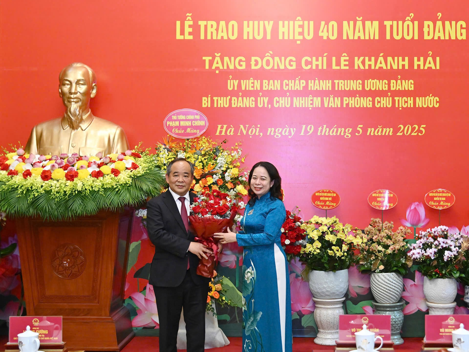 La vicepresidenta del país, Vo Thi Anh Xuan, felicita al funcionario honrado.