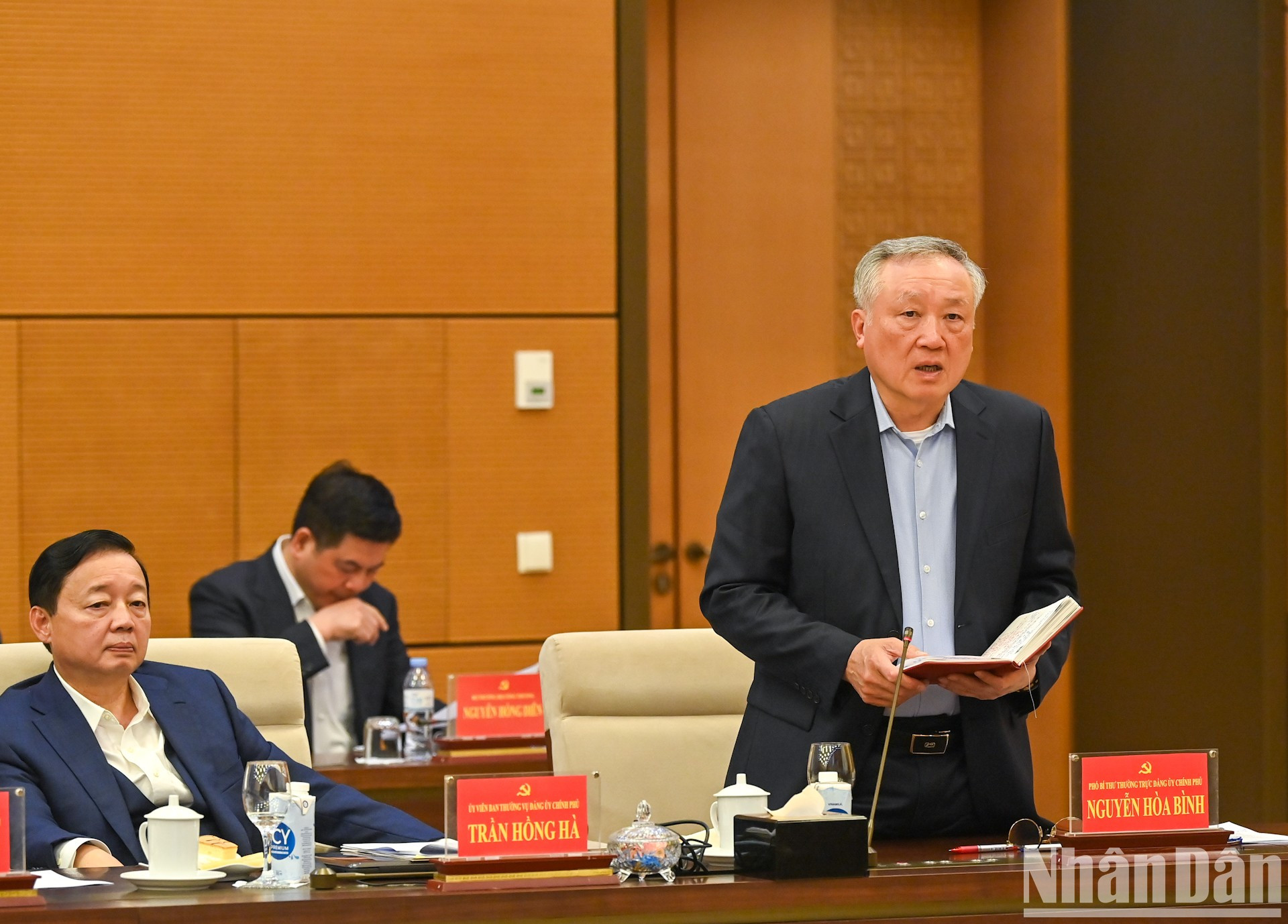 El vicesecretario permanente del Comité del Partido en el Gobierno y vice primer ministro ejecutivo, Nguyen Hoa Binh. El vicesecretario permanente del Comité del Partido en el Gobierno y vice primer ministro ejecutivo, Nguyen Hoa Binh.