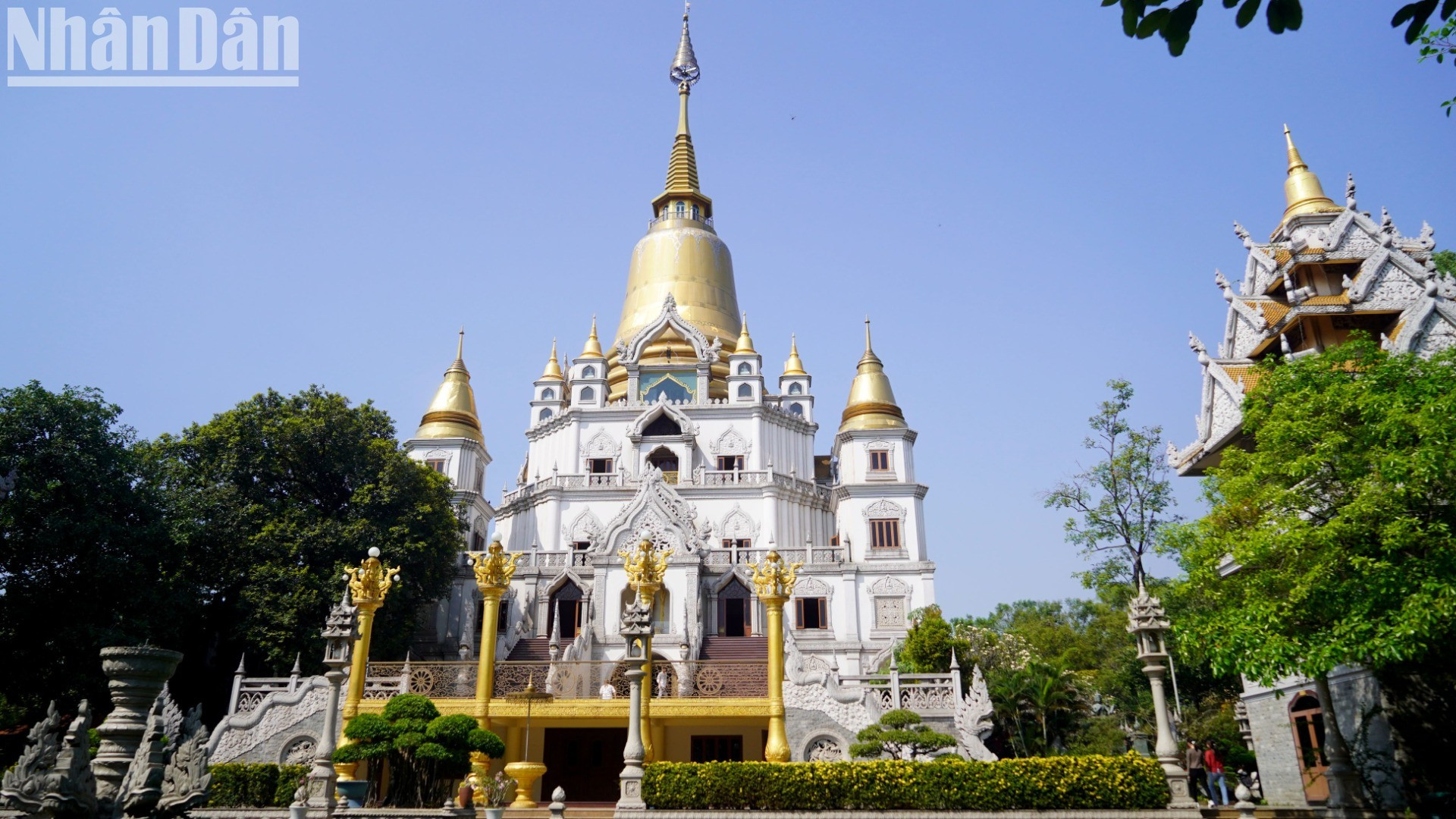 La pagoda de Buu Long, también conocida como Monasterio Zen de Buu Long, se encuentra en la calle Nguyen Xien de la ciudad municipal de Thu Duc, a orillas de un afluente del tranquilo río Dong Nai, y es un destino preferido por los visitantes a Ciudad Ho Chi Minh.