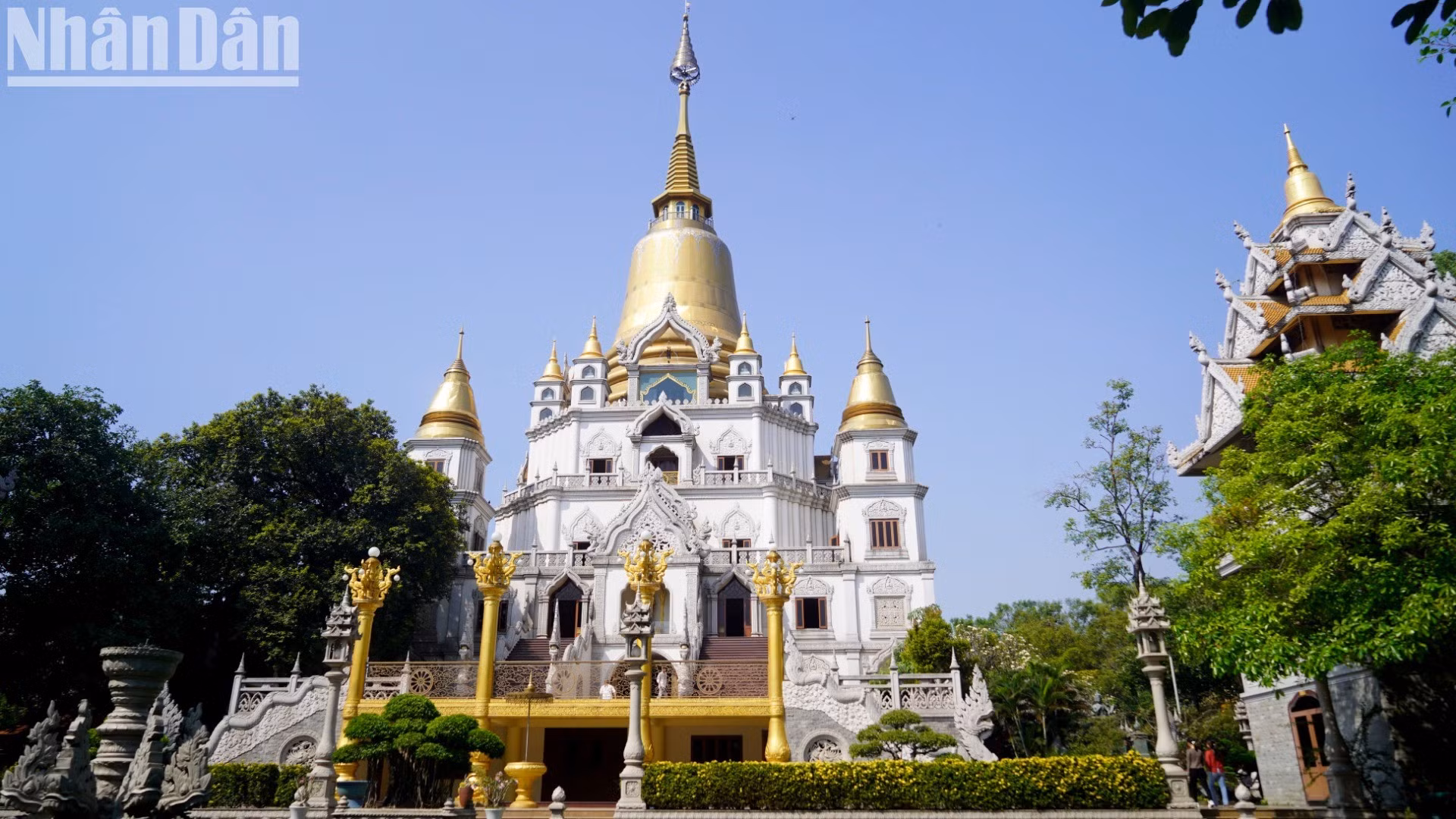 La pagoda de Buu Long, también conocida como Monasterio Zen de Buu Long, se encuentra en la calle Nguyen Xien de la ciudad municipal de Thu Duc, a orillas de un afluente del tranquilo río Dong Nai, y es un destino preferido por los visitantes a Ciudad Ho Chi Minh.