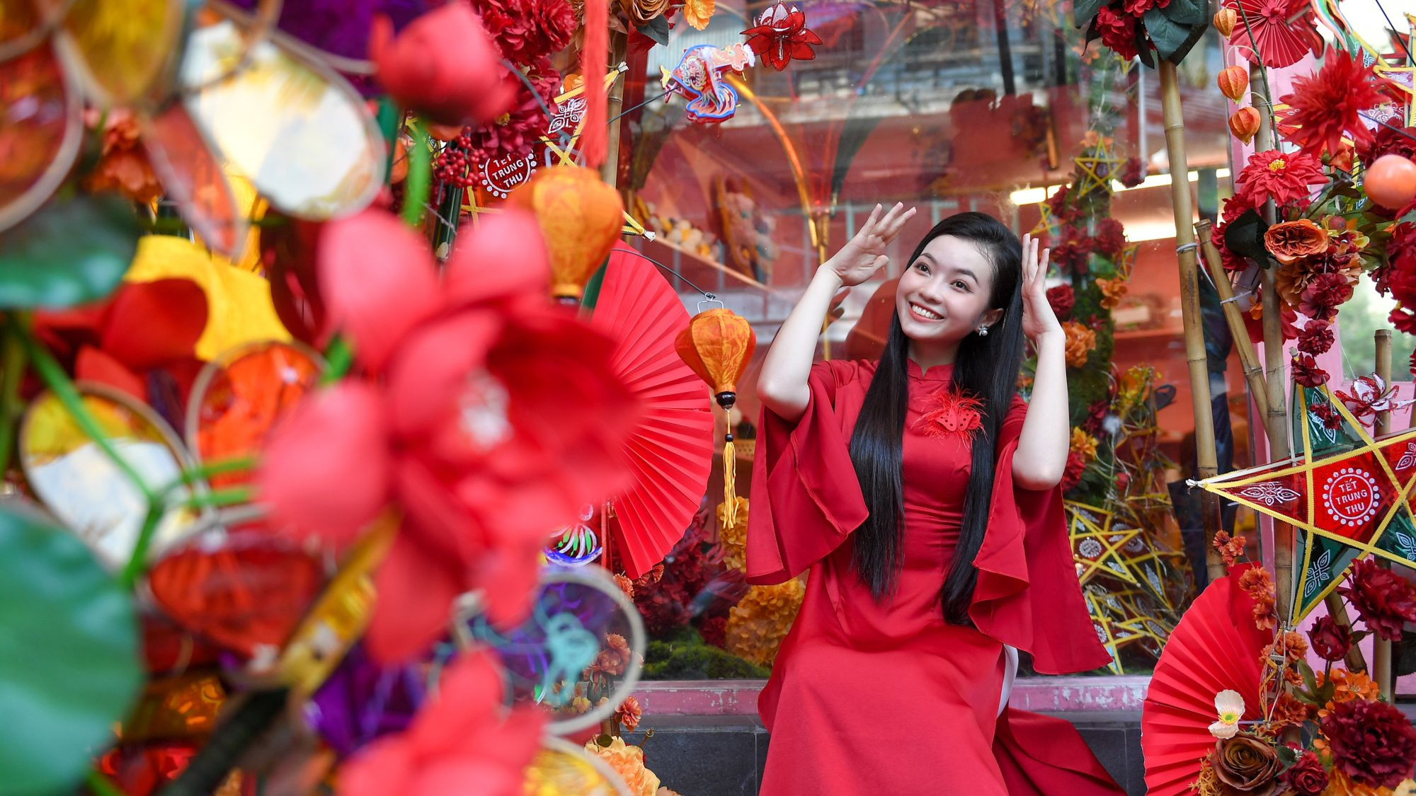 La atmósfera del denominado Festival de los Niños también se difunde entre jóvenes capitalinos. Muchos aprovechan el último día del asueto por el Día Nacional para comprar adornos y tomar fotos.