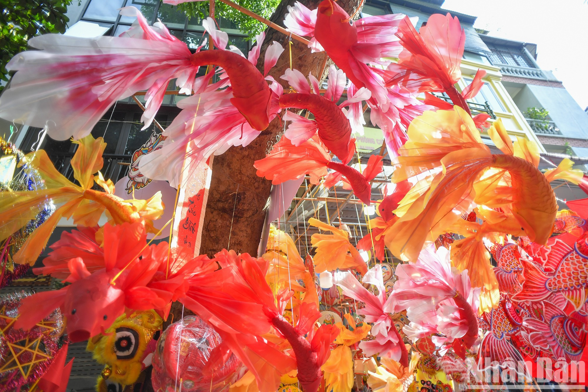 Juguetes y ornamentos de diversos diseños, formas y estilos a la venta en Hang Ma, en señal de la llegada del Festival del Medio Otoño. Este año cae el 17 de septiembre.
