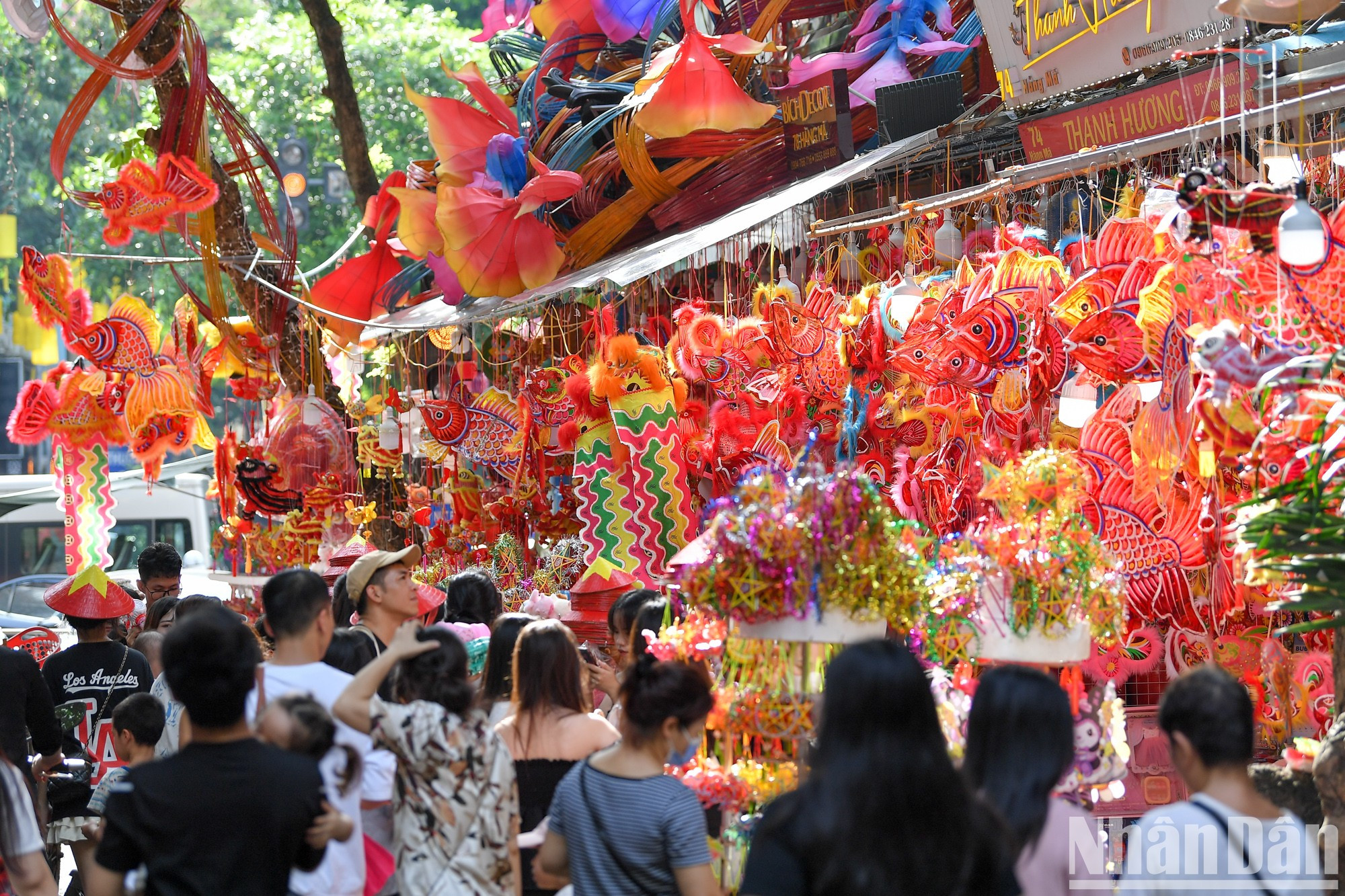 La esmerada decoración de las tiendas atrae la mirada de los transeúntes.