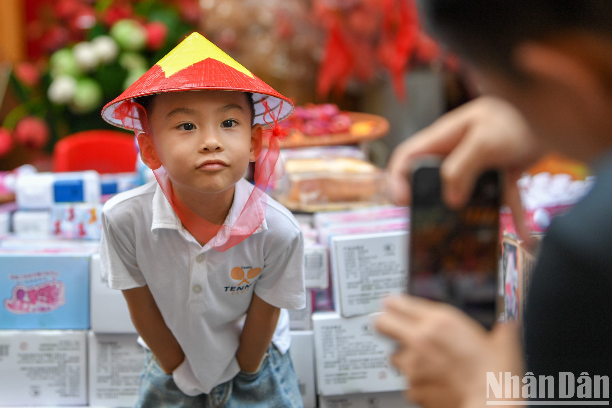 Un niño disfruta con antelación del Festival del Medio Otoño.