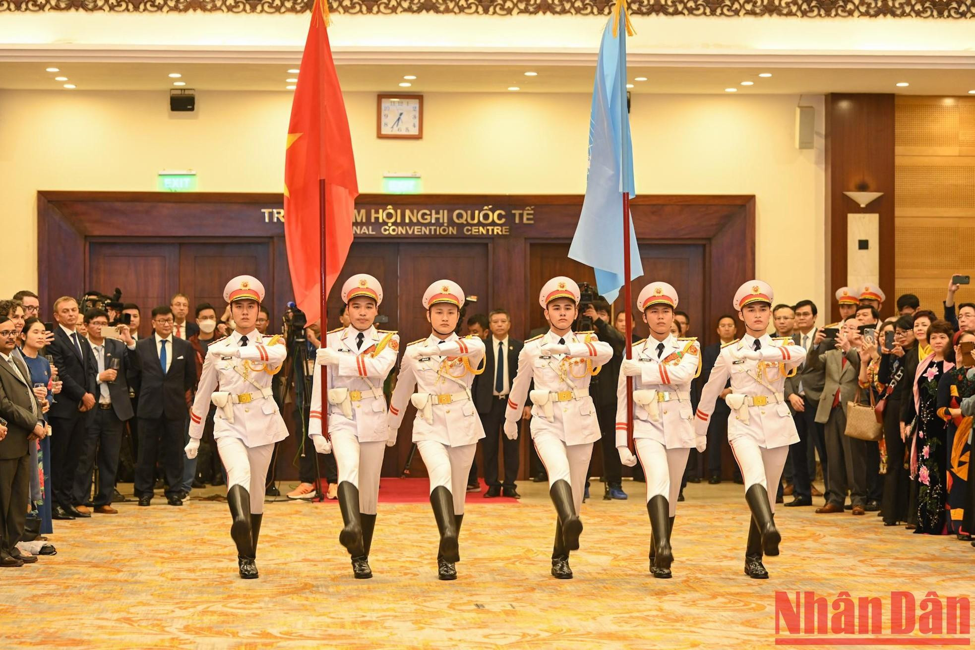 Abre el acto la ceremonia de procesión de las banderas de las Naciones Unidas y Vietnam. Abre el acto la ceremonia de procesión de las banderas de las Naciones Unidas y Vietnam.