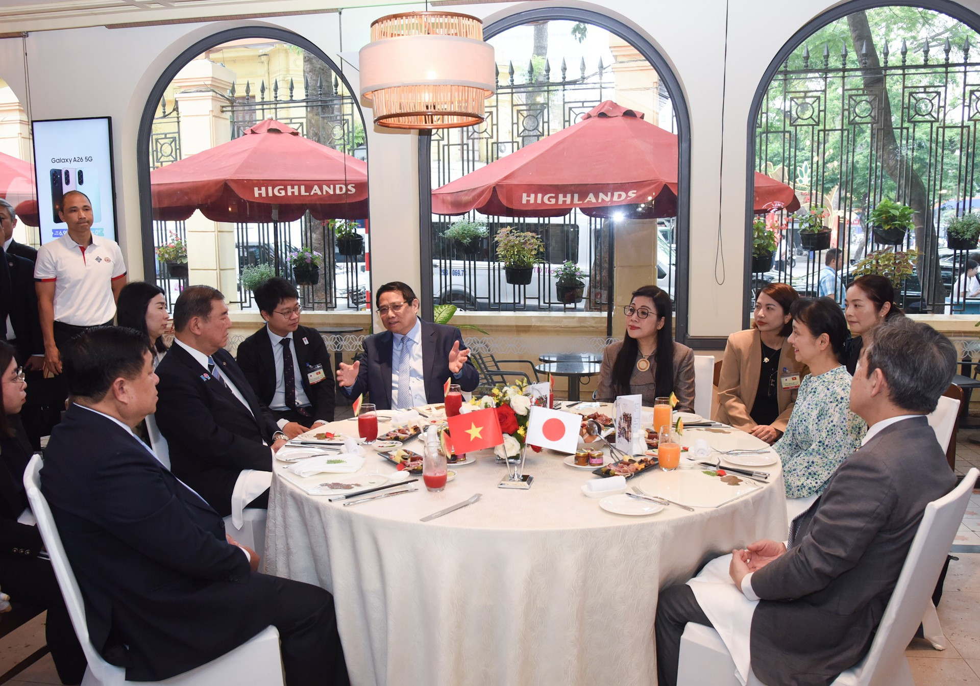 En el desayuno conjunto, los dos premieres y sus esposas disfrutan del café vietnamita.