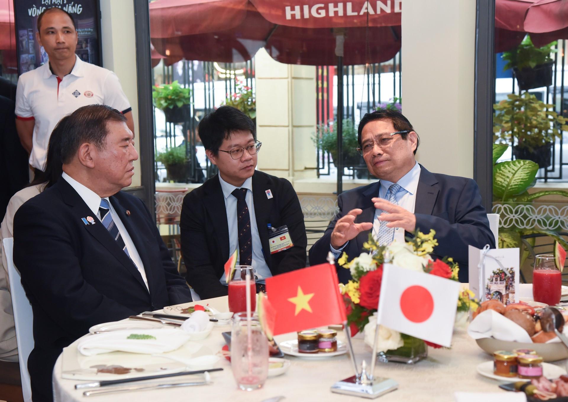 Minh Chinh charla con su homólogo de Japón.