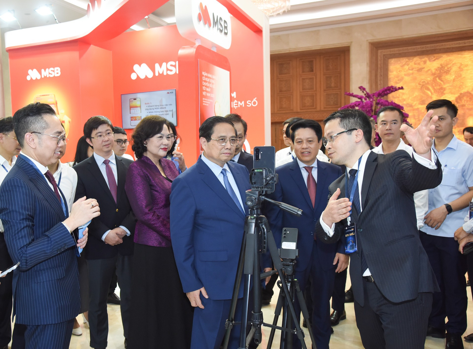 El dirigente recorre el espacio de exhibición del banco comercial VPBank. El dirigente recorre el espacio de exhibición del banco comercial VPBank.
