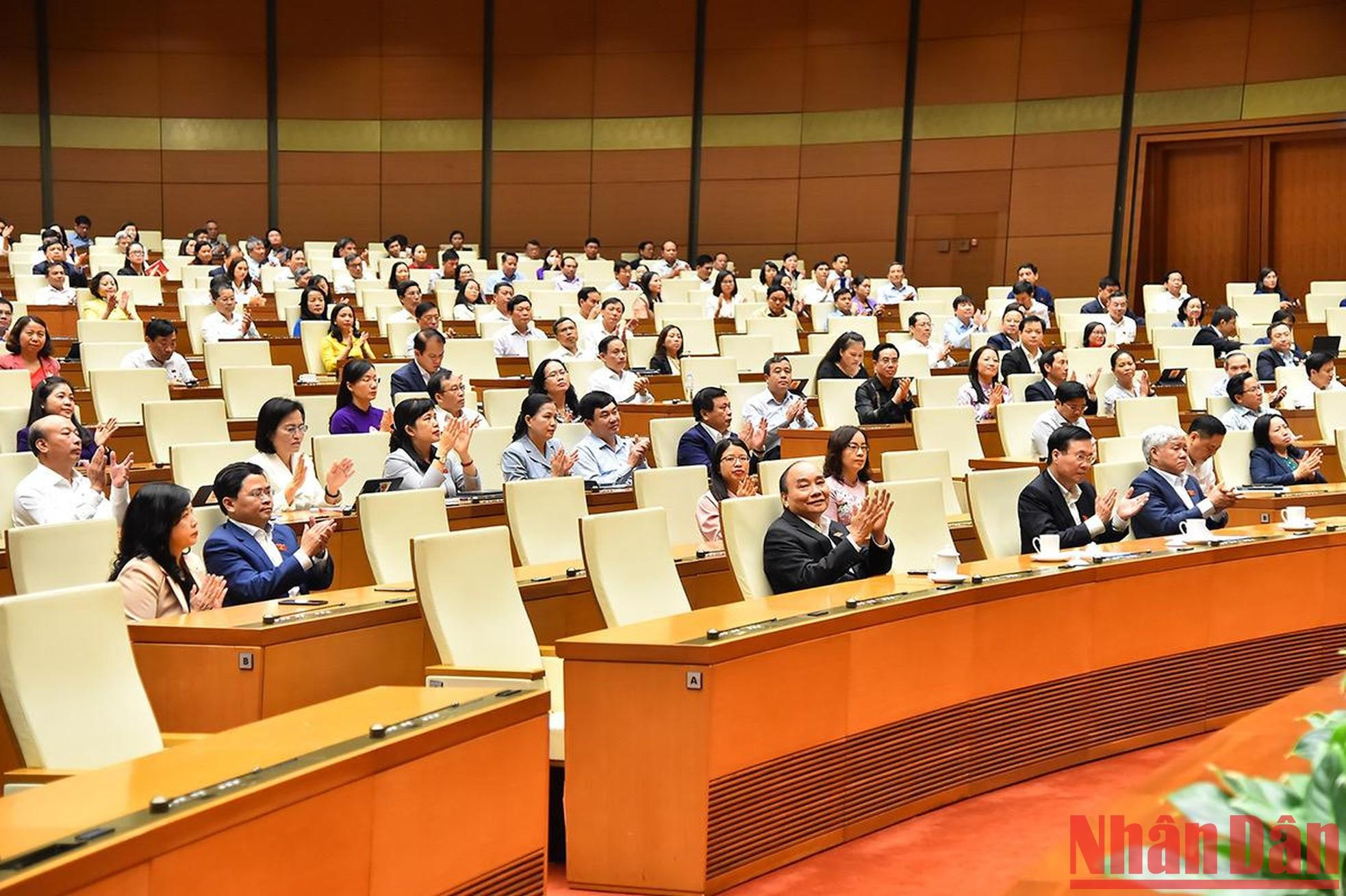 El presidente del país, Nguyen Xuan Phuc; el miembro permanente del Secretariado del Comité Central del Partido, Vo Van Thuong; el presidente del Frente de la Patria, Do Van Chien, y otros delegados a la reunión. El presidente del país, Nguyen Xuan Phuc; el miembro permanente del Secretariado del Comité Central del Partido, Vo Van Thuong; el presidente del Frente de la Patria, Do Van Chien, y otros delegados a la reunión.