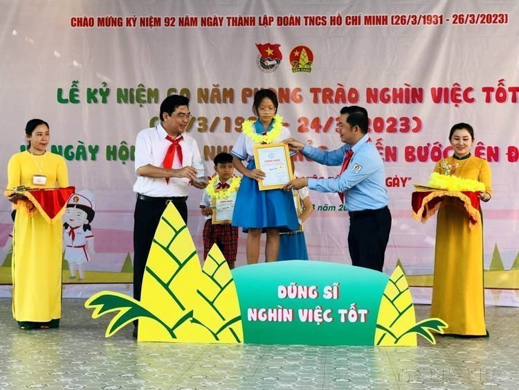 Entregan certificados a los niños destacados con el título de “Héroes de mil buenas acciones” en la ciudad de Can Tho en 2023.