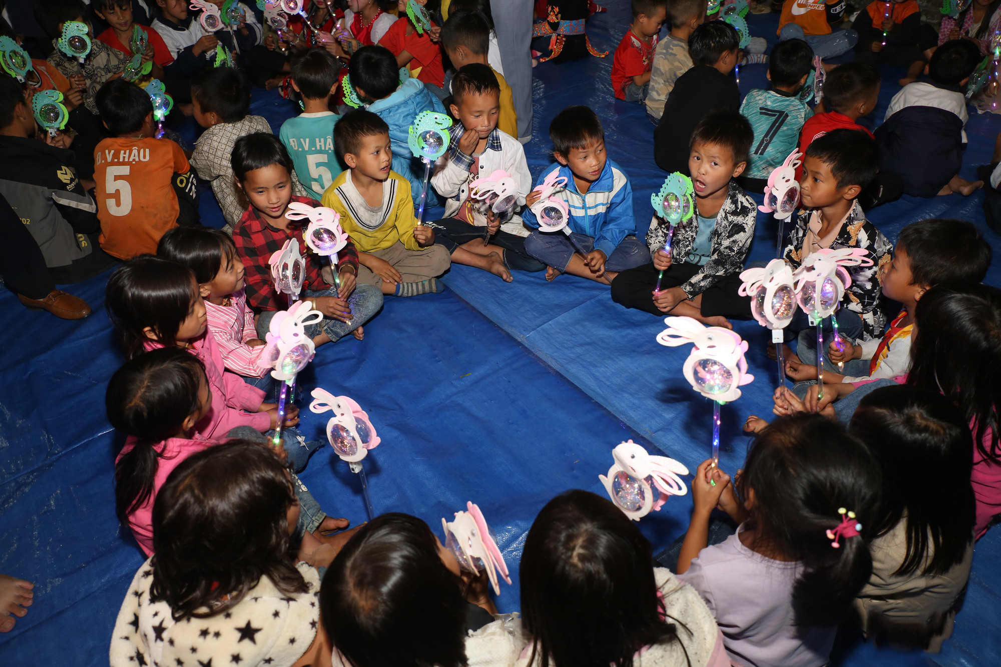 Los alumnos pasan tiempo de calidad con sus amigos, participan en juegos folclóricos, disfrutan de actuaciones artísticas y espectáculos de magia y reciben regalos.