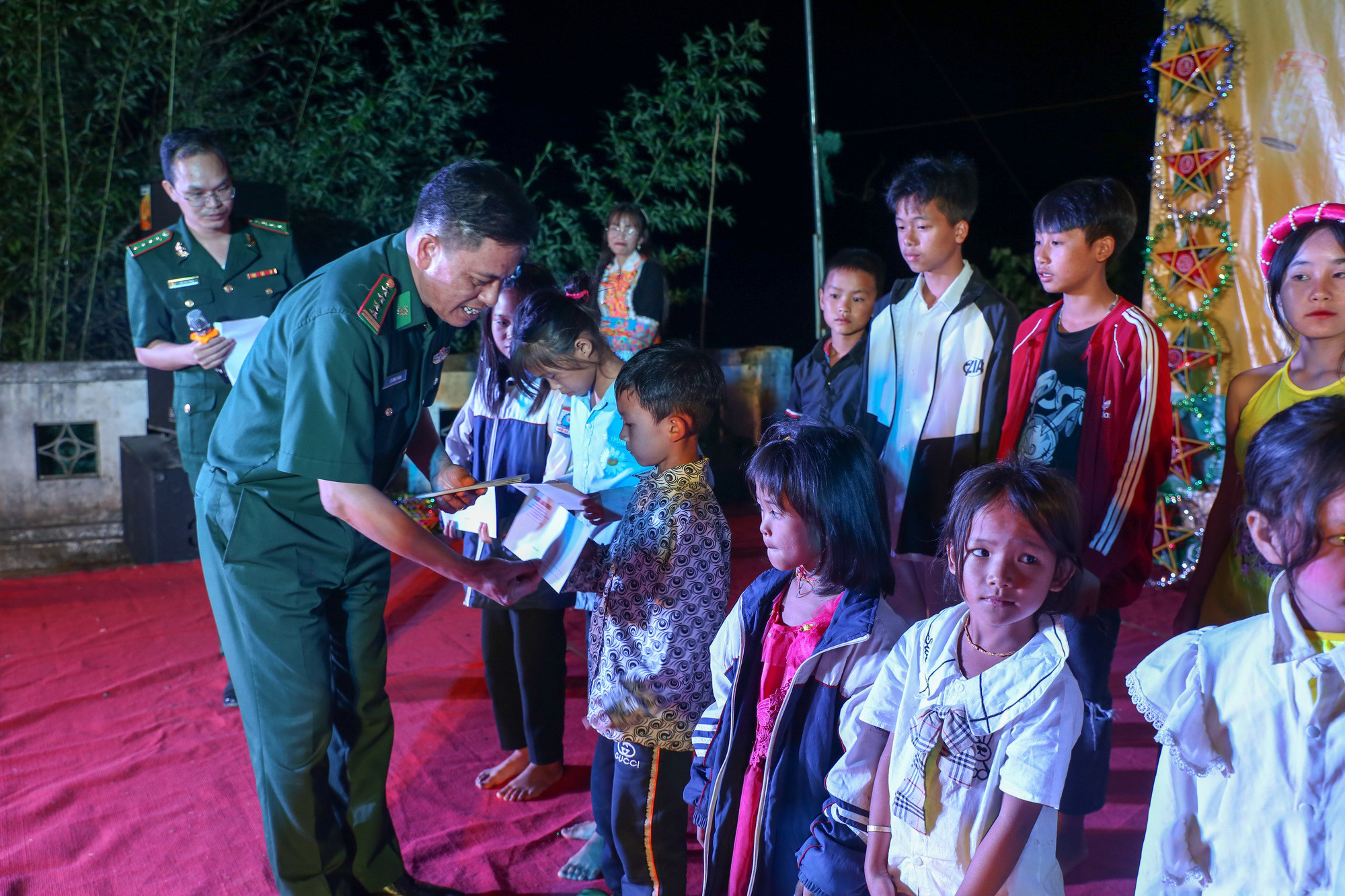 En la ocasión, los soldados y benefactores entregaron becas a alumnos en condiciones desfavorables.
