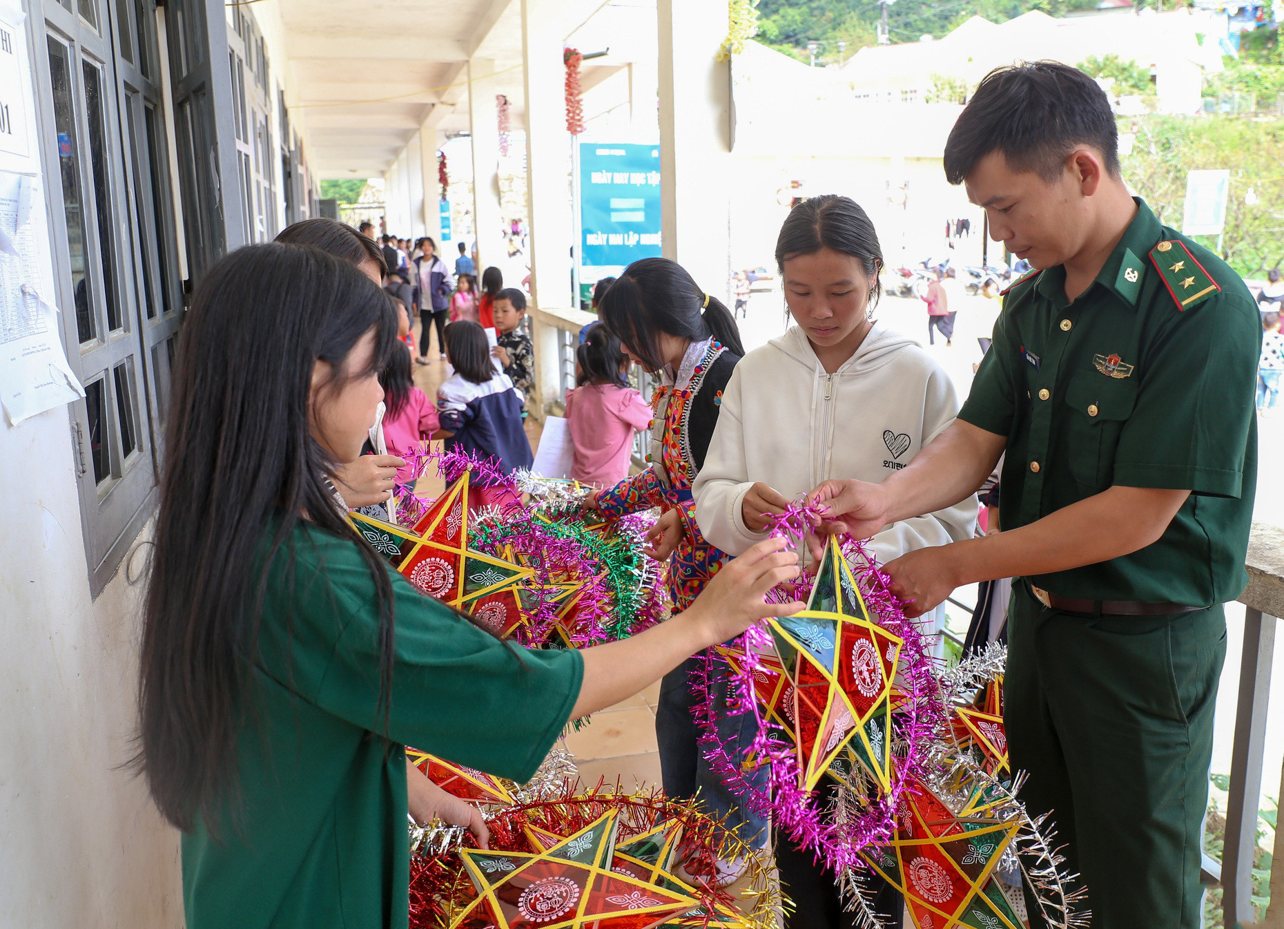Los alumnos vienen temprano a la escuela para ayudar con la decoración del evento.