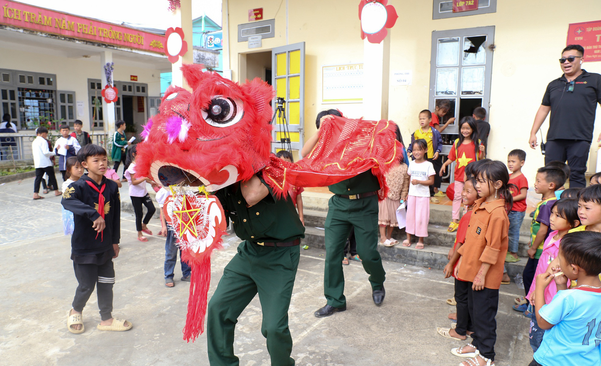 La velada no solo es especial para los menores de edad, sino también para los maestros de la escuela y otros adultos.