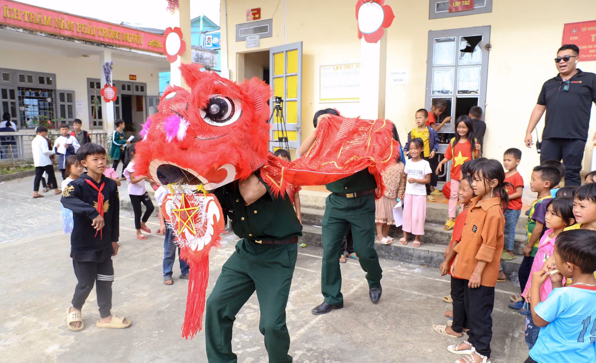 La velada no solo es especial para los menores de edad, sino también para los maestros de la escuela y otros adultos.