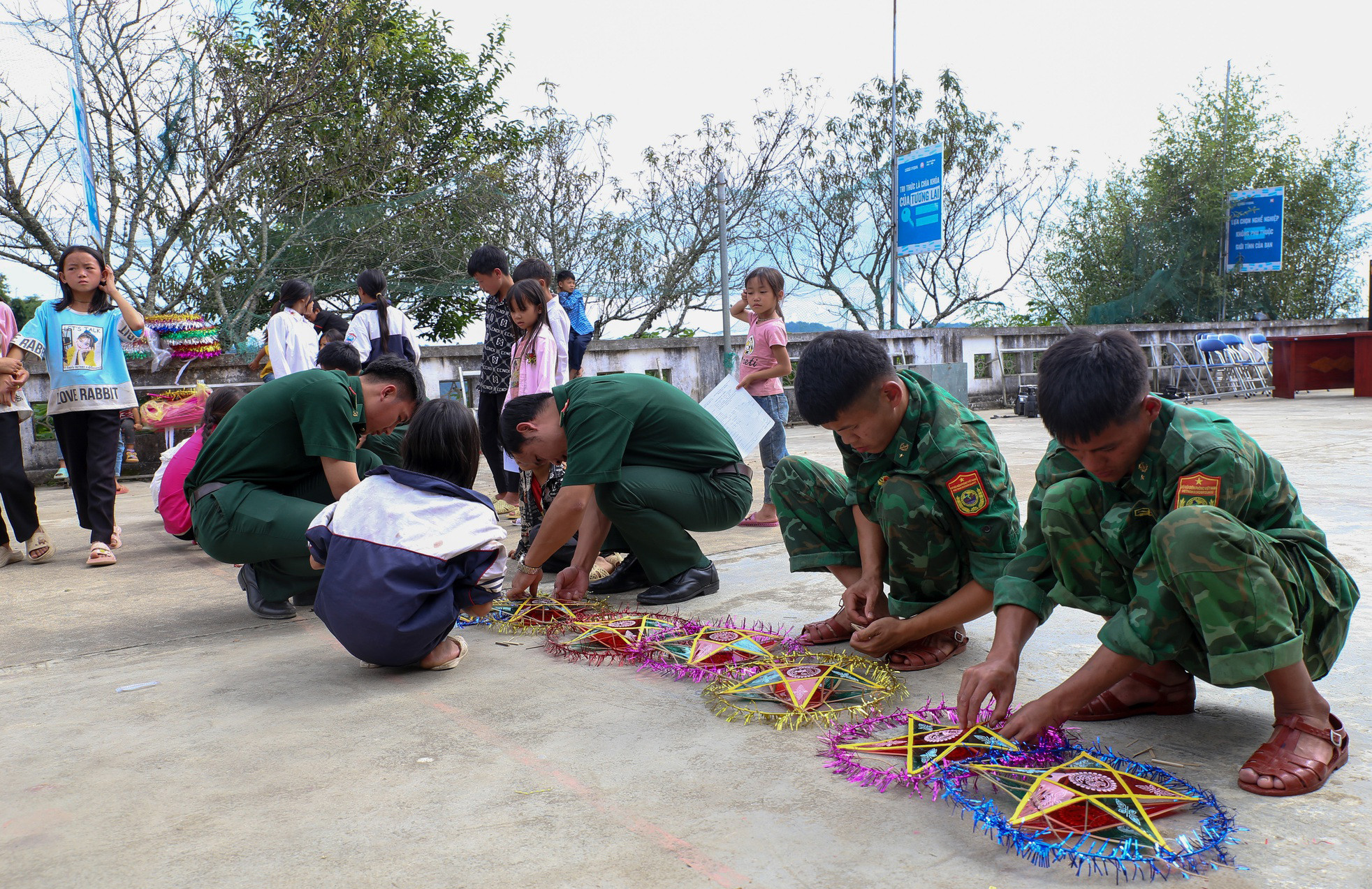 Mo Si San es una comuna limítrofe del distrito de Phong Tho. Las circunstancias económicas difíciles de numerosas familias allí hacen que un Festival del Medio Otoño con los elementos más básicos como el pastel de la luna y la linterna en forma de estrella sea un lujo con el cual los niños locales no se atreven a soñar.