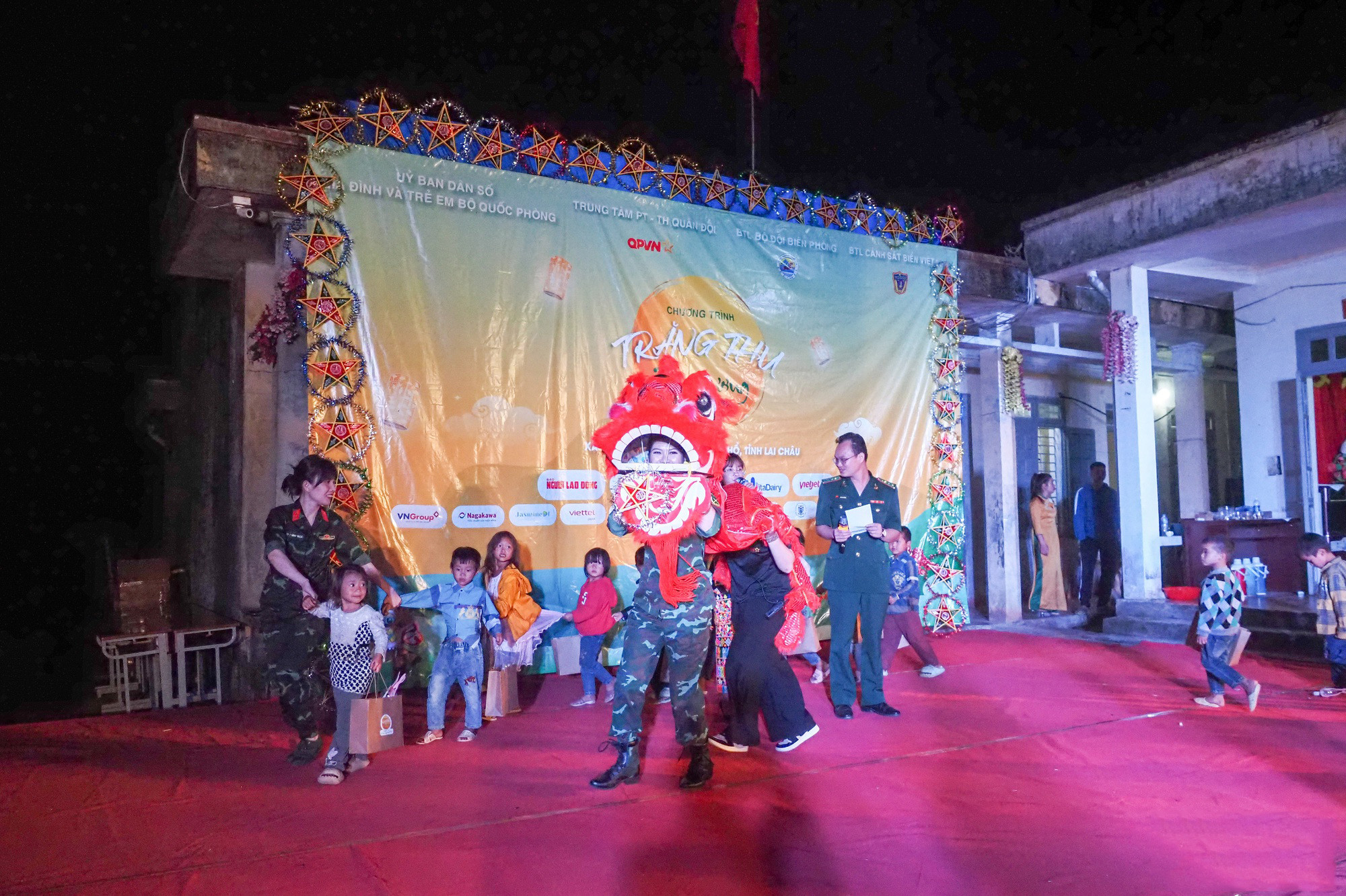 El programa “La luna de otoño en la frontera” en Mo Si San brinda el Festival del Medio Otoño a unos mil niños y adolescentes locales.