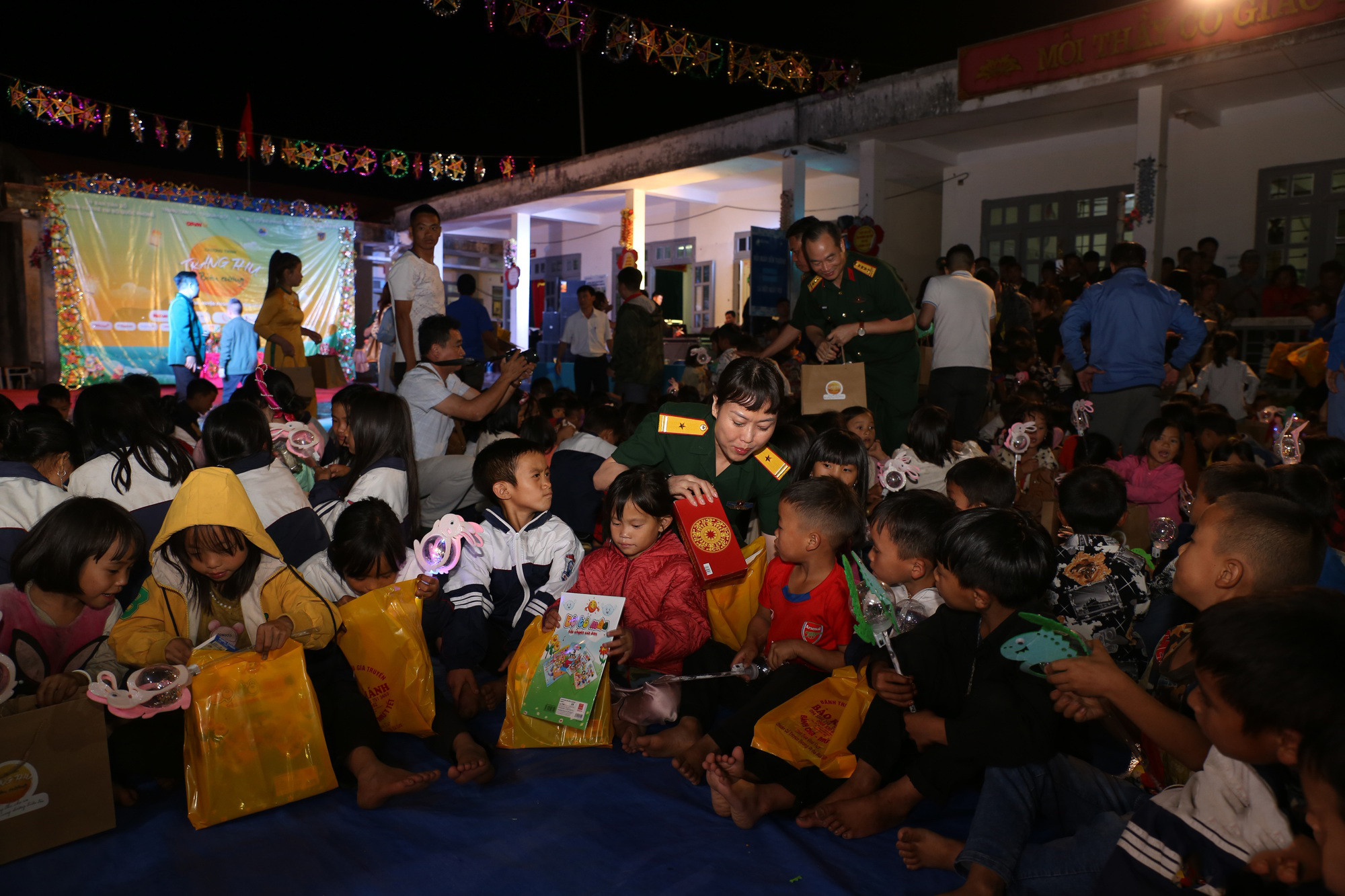 Los estudiantes estuvieron ansiosos y emocionados. “Es la primera vez que asisto a un Festival del Medio Otoño con tantos espectáculos de arte y magia, golosinas y juguetes. Me alegra y agradezco a los tíos y las tías del ejército”.