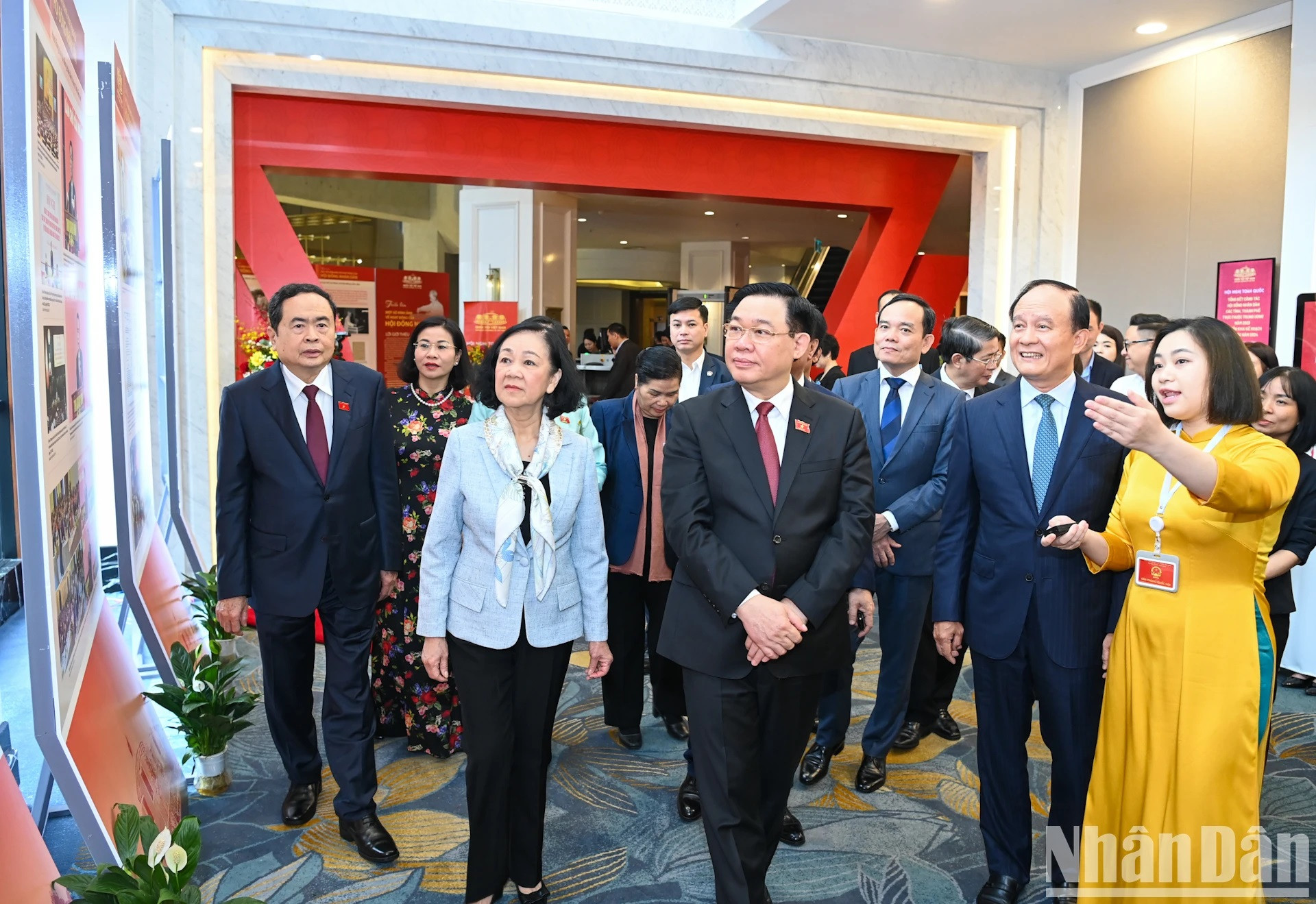 El presidente de la ANV, Vuong Dinh Hue, y otros delegados recorren la exposición in situ sobre las actividades de los Consejos Populares. El presidente de la ANV, Vuong Dinh Hue, y otros delegados recorren la exposición in situ sobre las actividades de los Consejos Populares.