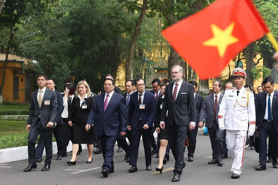 El primer ministro de Vietnam, Pham Minh Chinh, preside la recepción ceremonial a su homólogo checo Petr Fiala, quien realiza una visita oficial a la nación indochina (21 de abril de 2023).