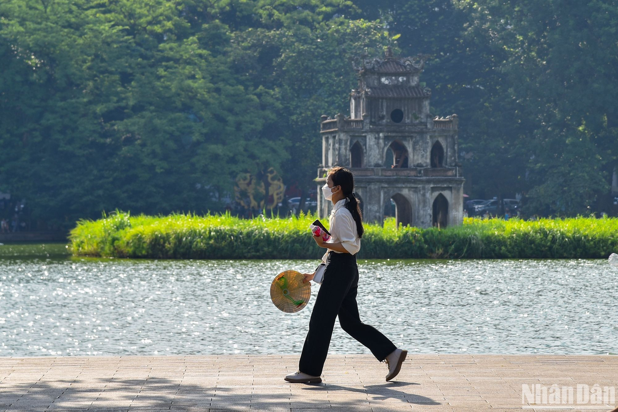 Gran afluencia de visitantes al espacio peatonal alrededor del lago Hoan Kiem. Gran afluencia de visitantes al espacio peatonal alrededor del lago Hoan Kiem.