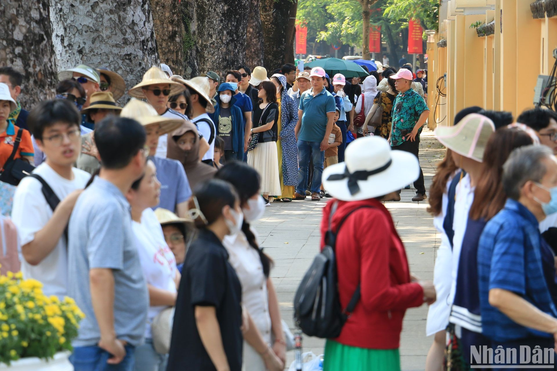 Gente haciendo cola para entrar al Mausoleo dedicado al Presidente Ho Chi Minh. Gente haciendo cola para entrar al Mausoleo dedicado al Presidente Ho Chi Minh.