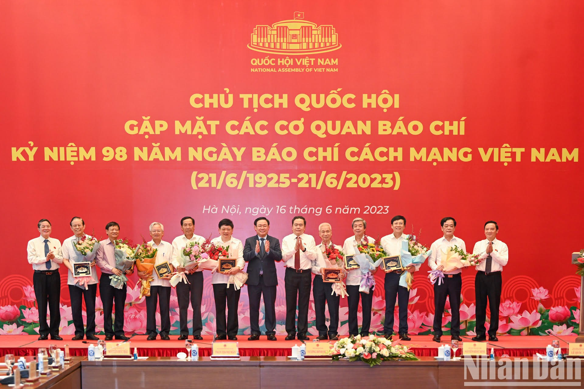 Los dirigentes de la Asamblea Nacional otorgan obsequios a los periodistas veteranos participantes en la cita.