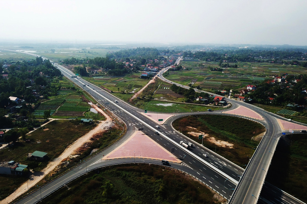 La autopista Ha Long-Hai Phong, el primer tramo de la carretera de 176 kilómetros a lo largo de la provincia, es el primer proyecto de transporte que se ejecuta según el modelo de asociación público-privada en Quang Ninh. Valorado en casi 581 millones de dólares, el proyecto acortará la distancia y el tiempo de viaje entre Hanoi y Quang Ninh de 180 a 130 kilómetros y de 3,5 horas a 1,5 respectivamente. La autopista Ha Long-Hai Phong, el primer tramo de la carretera de 176 kilómetros a lo largo de la provincia, es el primer proyecto de transporte que se ejecuta según el modelo de asociación público-privada en Quang Ninh. Valorado en casi 581 millones de dólares, el proyecto acortará la distancia y el tiempo de viaje entre Hanoi y Quang Ninh de 180 a 130 kilómetros y de 3,5 horas a 1,5 respectivamente.