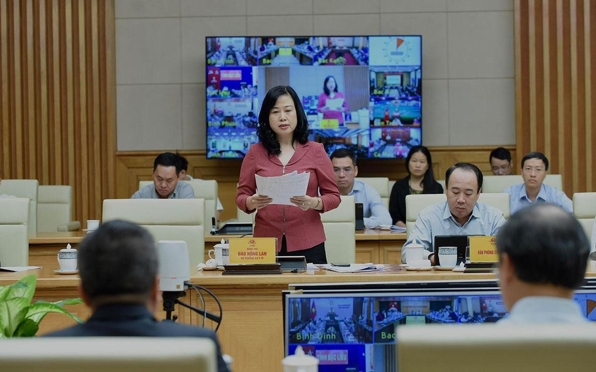 La ministra de Salud Pública, Dao Hong Lan, presenta un informe sobre la lucha antiepidémica nacional. La ministra de Salud Pública, Dao Hong Lan, presenta un informe sobre la lucha antiepidémica nacional.