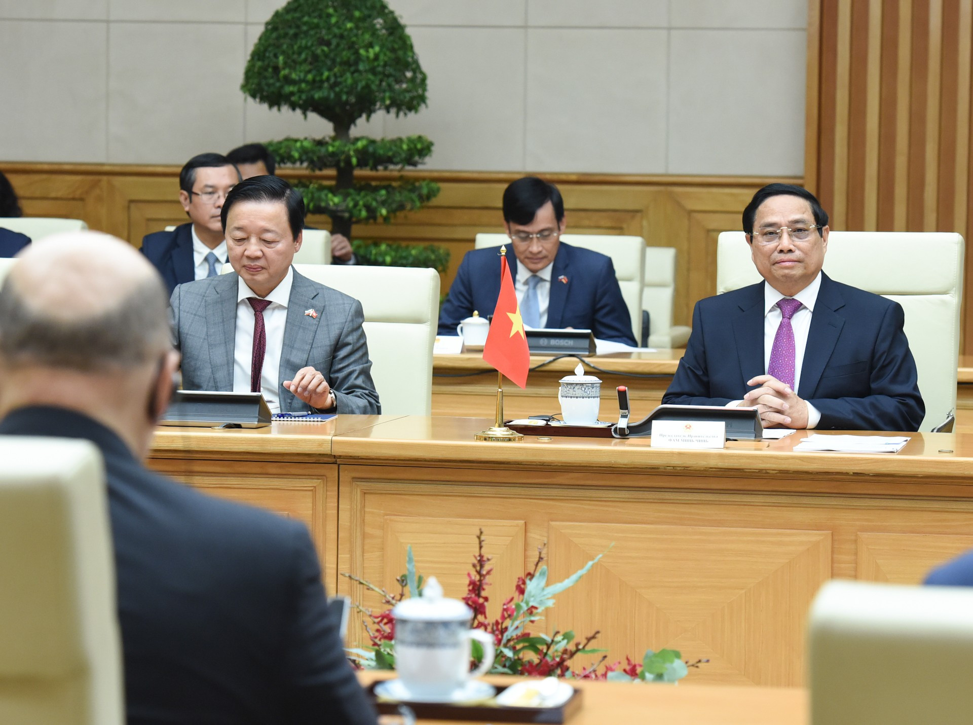 El primer ministro de Vietnam, Pham Minh Chinh, toma la palabra.