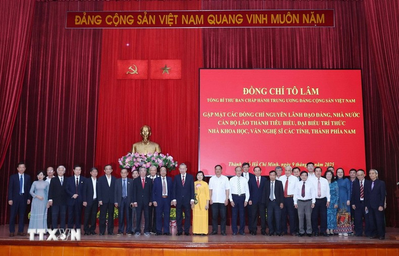 Los participantes posan para hacerse fotos.