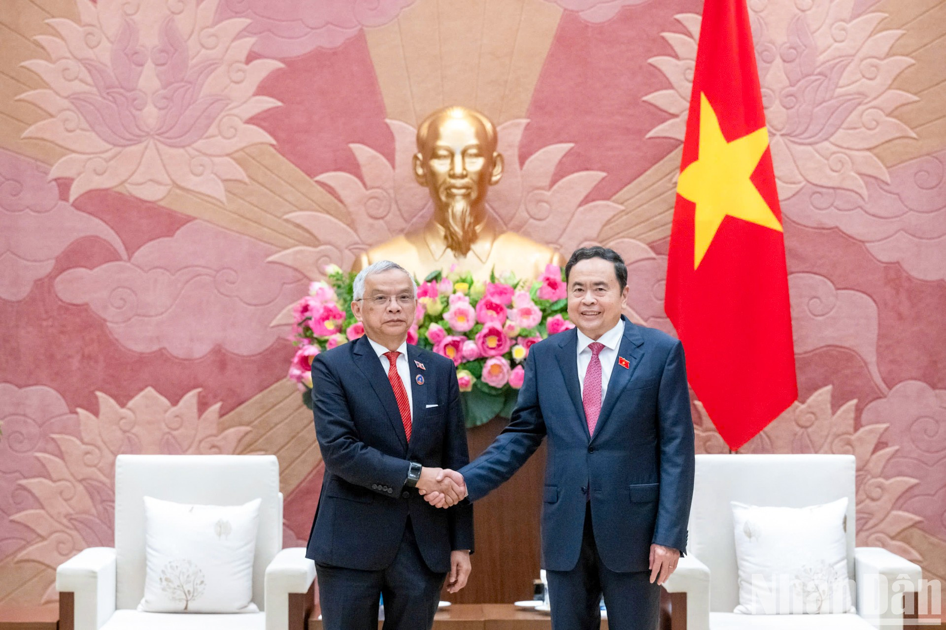 El presidente de la Asamblea Nacional de Vietnam, Tran Thanh Man, y el vicetitular de la Asamblea Nacional y presidente del Comité de Paz y Solidaridad de Laos, Sommad Pholsena. El presidente de la Asamblea Nacional de Vietnam, Tran Thanh Man, y el vicetitular de la Asamblea Nacional y presidente del Comité de Paz y Solidaridad de Laos, Sommad Pholsena.