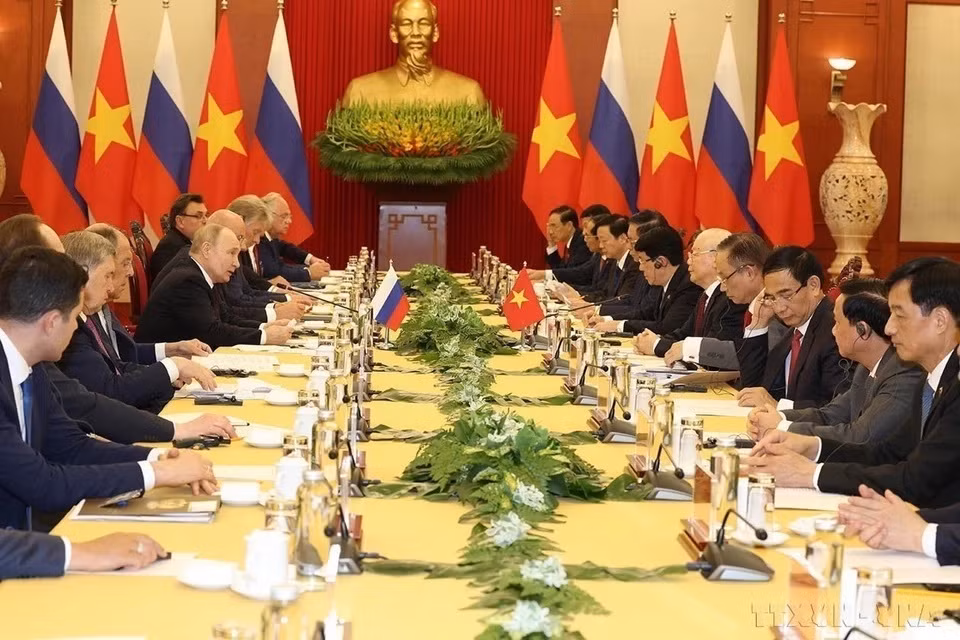 El secretario general del Partido Comunista de Vietnam (PCV), Nguyen Phu Trong, mantiene conversaciones con el presidente de Rusia, Vladimir Putin, quien realiza una visita de Estado a Vietnam, el 20 de junio de 2024.