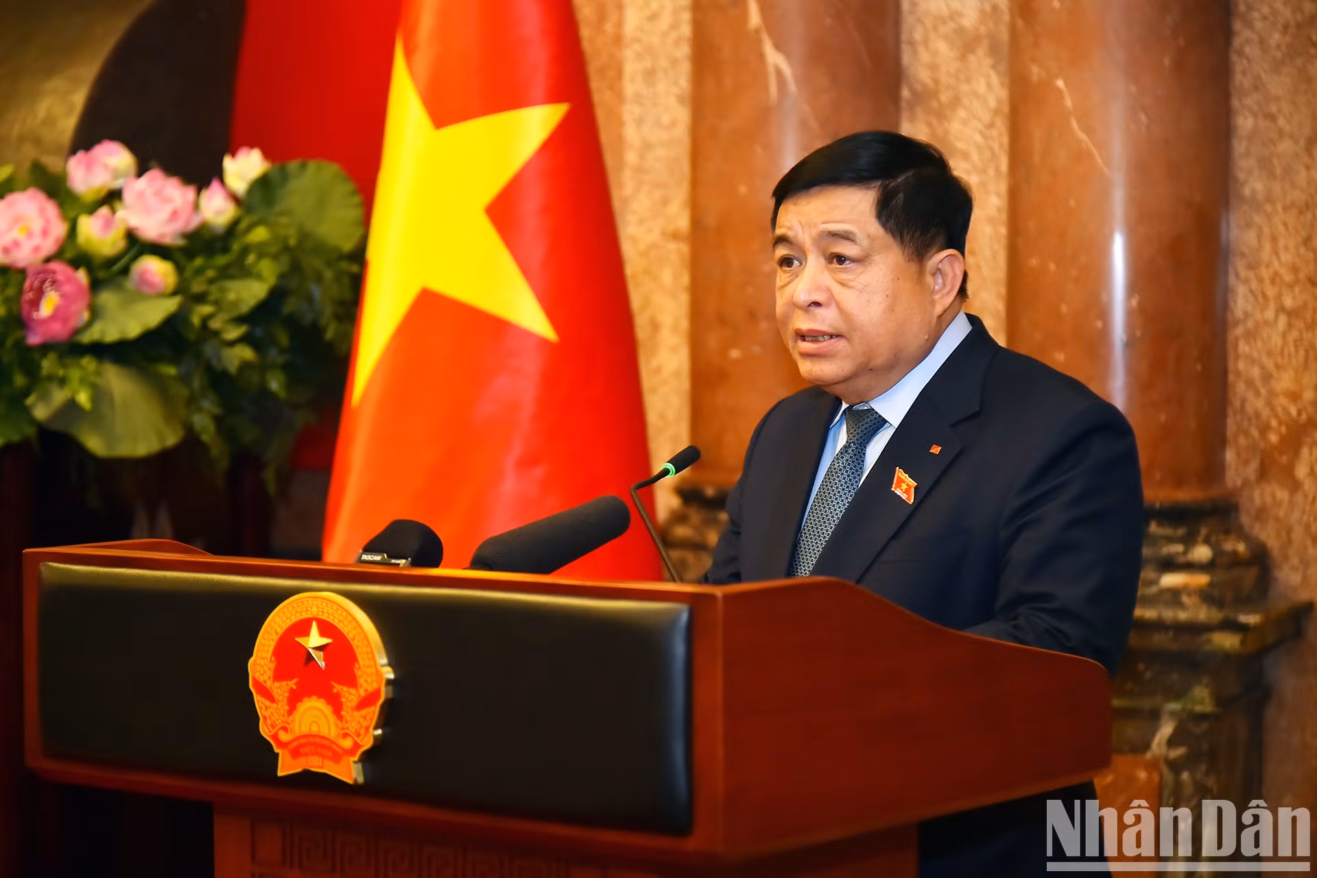 El vice primer ministro Nguyen Chi Dung interviene en la ceremonia.