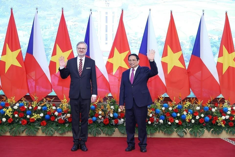 El primer ministro de Vietnam, Pham Minh Chinh, preside la recepción ceremonial a su homólogo checo Petr Fiala, quien realiza una visita oficial a la nación indochina (21 de abril de 2023).