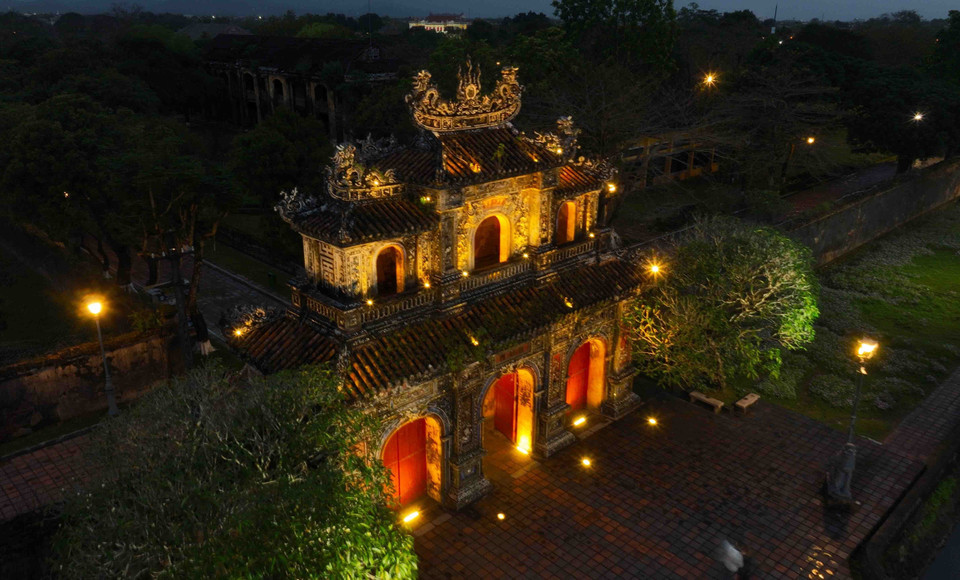 La Puerta de Hien Nhon (también conocida como Hien Nhan) se encuentra en el lado oriental de la Ciudadela Imperial de Hue, sobre la calle de Doan Thi Diem, en el barrio de Thuan Thanh, en la ciudad de Hue. En tiempos pasados, esta puerta estaba reservada exclusivamente para el ingreso y la salida de funcionarios y hombres. Es considerada la más hermosa de las 13 puertas de la Ciudadela, gracias a sus intrincados patrones y delicados motivos tallados. La Puerta de Hien Nhon (también conocida como Hien Nhan) se encuentra en el lado oriental de la Ciudadela Imperial de Hue, sobre la calle de Doan Thi Diem, en el barrio de Thuan Thanh, en la ciudad de Hue. En tiempos pasados, esta puerta estaba reservada exclusivamente para el ingreso y la salida de funcionarios y hombres. Es considerada la más hermosa de las 13 puertas de la Ciudadela, gracias a sus intrincados patrones y delicados motivos tallados.