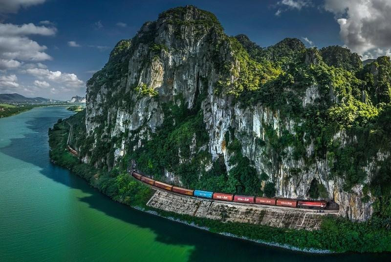 La obra “Tren que pasa por el túnel de Le Son” de Tran Bao Hoa gana el premio de consolación.