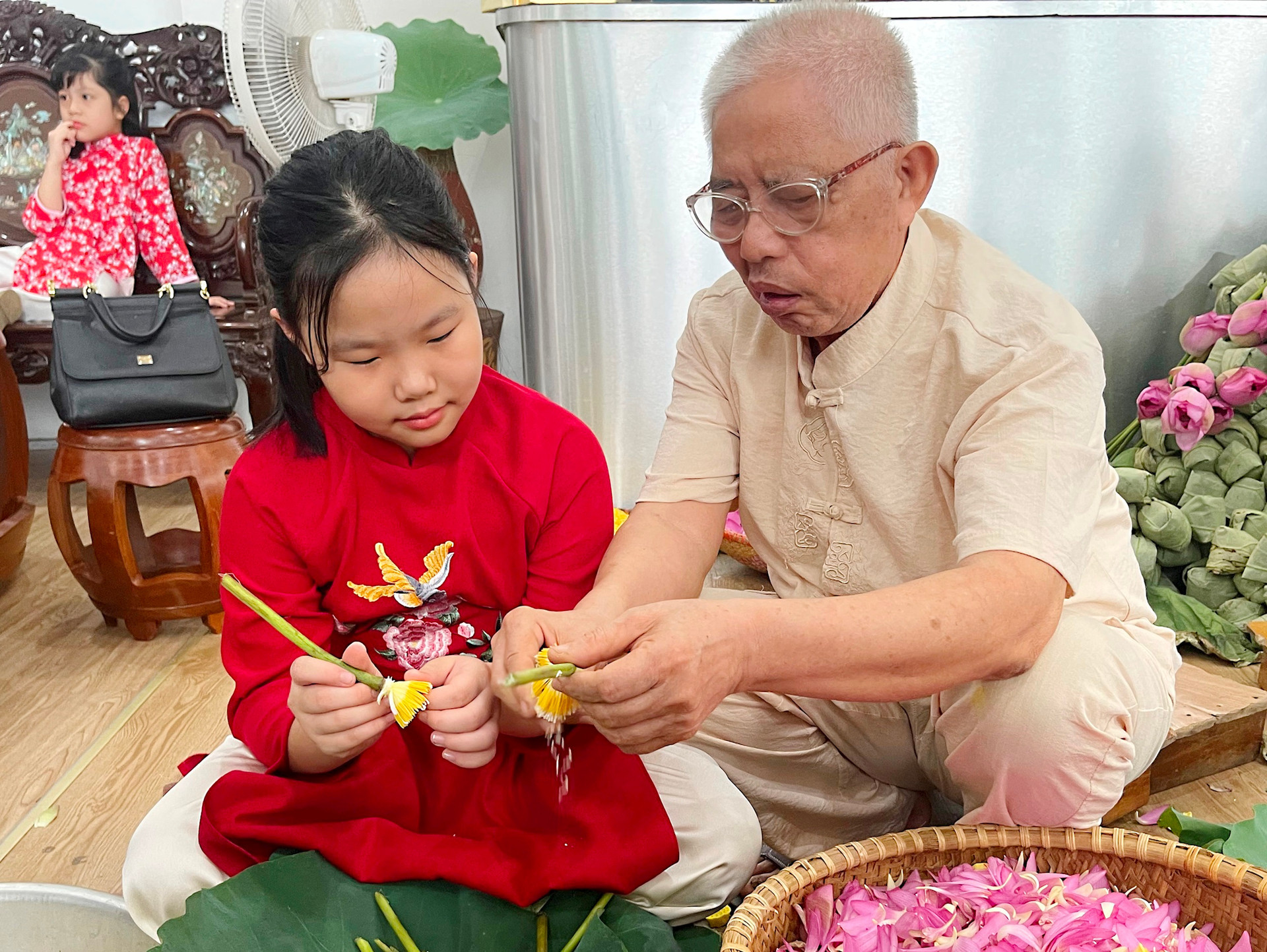 El artesano Ngo Van Xiem y su nieta.