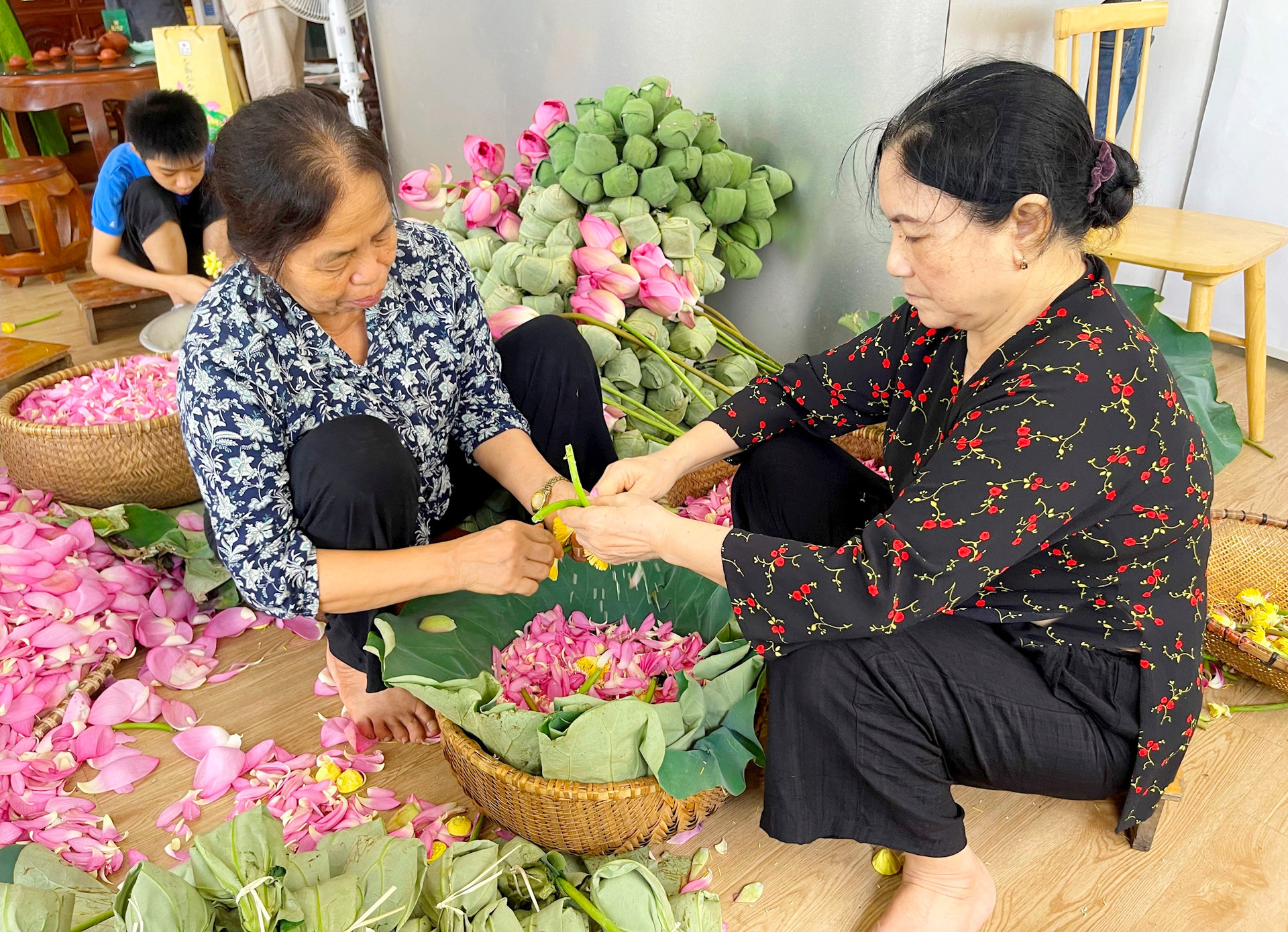 Los artesanos deben realizar los preparativos con mucha meticulosidad. Suelen tardar 21 días, con siete turnos de infusión y otros tantos de secado, para tener un perfecto lote de té.
