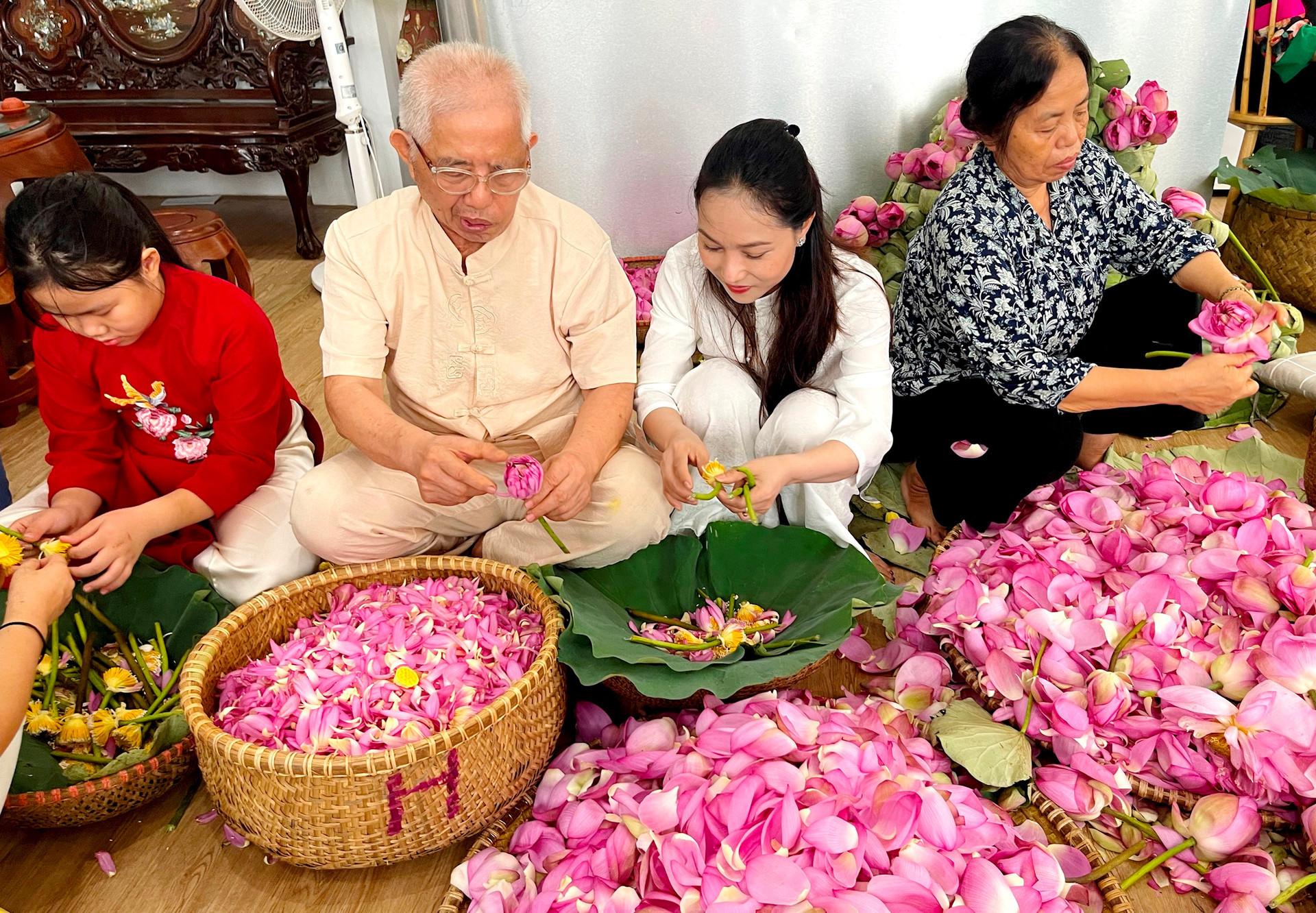 Las nueras y nietas de la familia aprenden trucos para elaborar el producto. Van Xiem dijo que se necesitan mil 500 flores de loto para sintetizar un kilogramo de hojas de té. La variedad “Bach diep” utilizada para la marca “Té de loto de Hien Xiem” crece en el Lago Oeste. Tiene cien pétalos y una gran cantidad de pistilos.