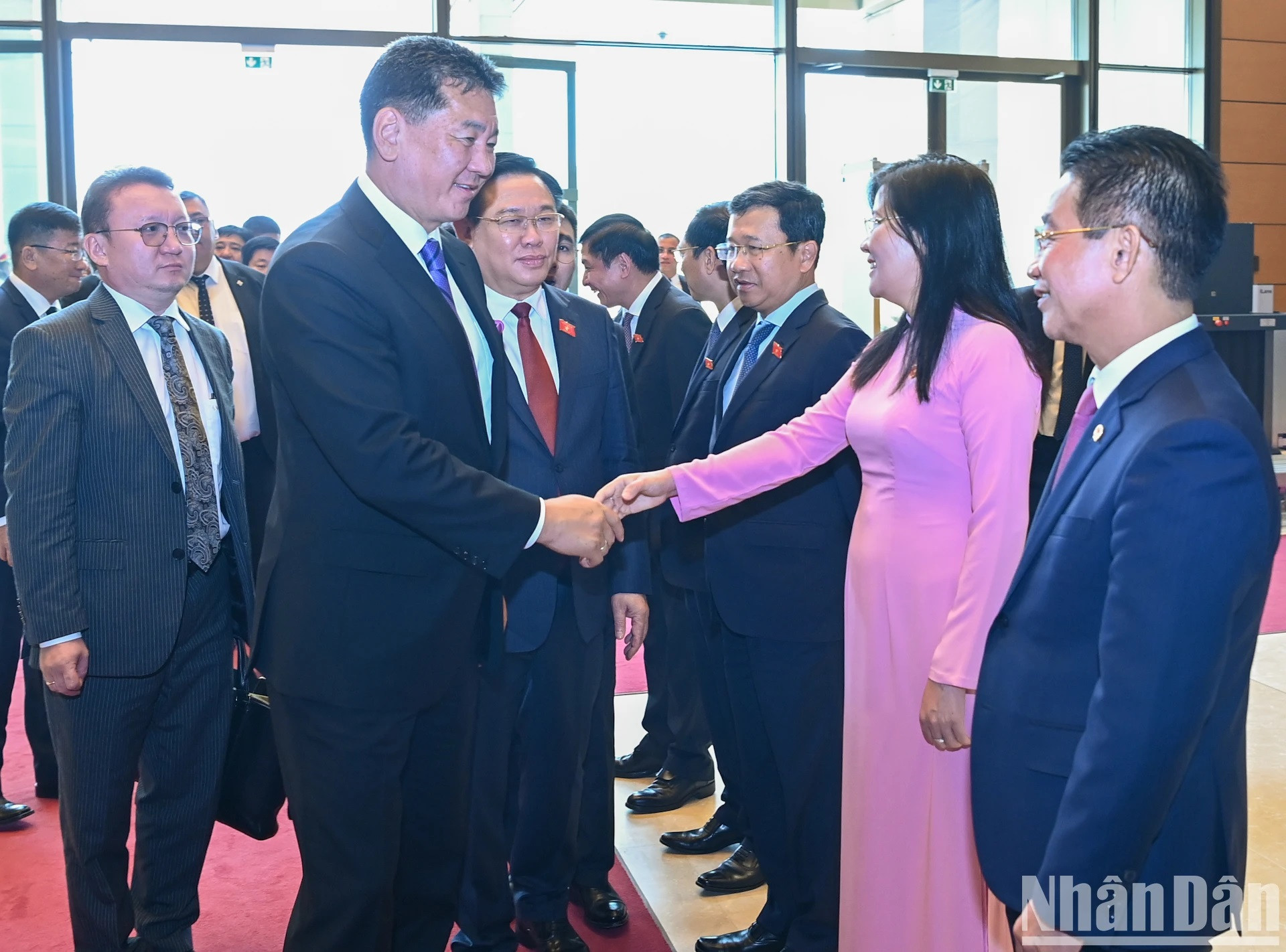 Dinh Hue presenta al presidente mongol los delegados de Vietnam. Dinh Hue presenta al presidente mongol los delegados de Vietnam.
