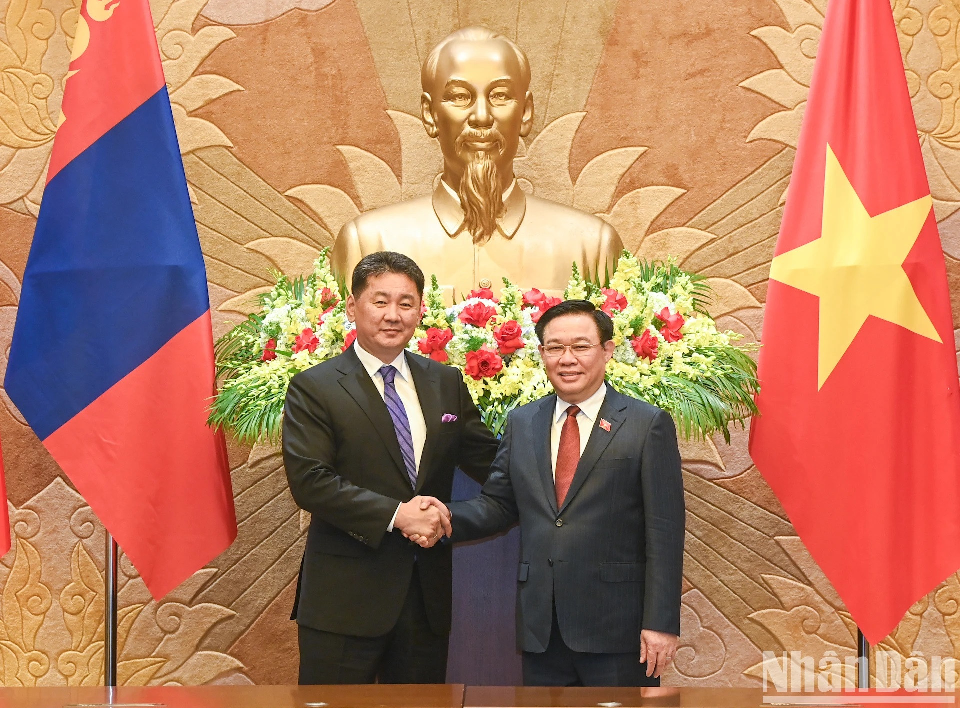 El jefe del Legislativo anfitrión, Vuong Dinh Hue, y el presidente de Mongolia, Ukhnaagiin Khurelsukh. El jefe del Legislativo anfitrión, Vuong Dinh Hue, y el presidente de Mongolia, Ukhnaagiin Khurelsukh.
