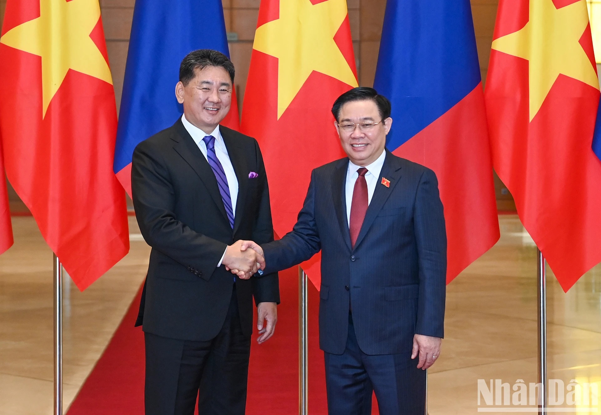 El jefe del Legislativo anfitrión, Vuong Dinh Hue, y el presidente de Mongolia, Ukhnaagiin Khurelsukh. El jefe del Legislativo anfitrión, Vuong Dinh Hue, y el presidente de Mongolia, Ukhnaagiin Khurelsukh.