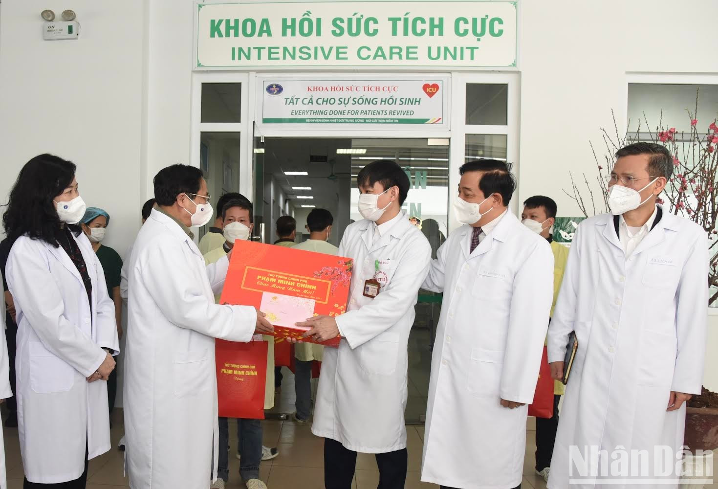 Entrega de regalos a los médicos del hospital. Entrega de regalos a los médicos del hospital.