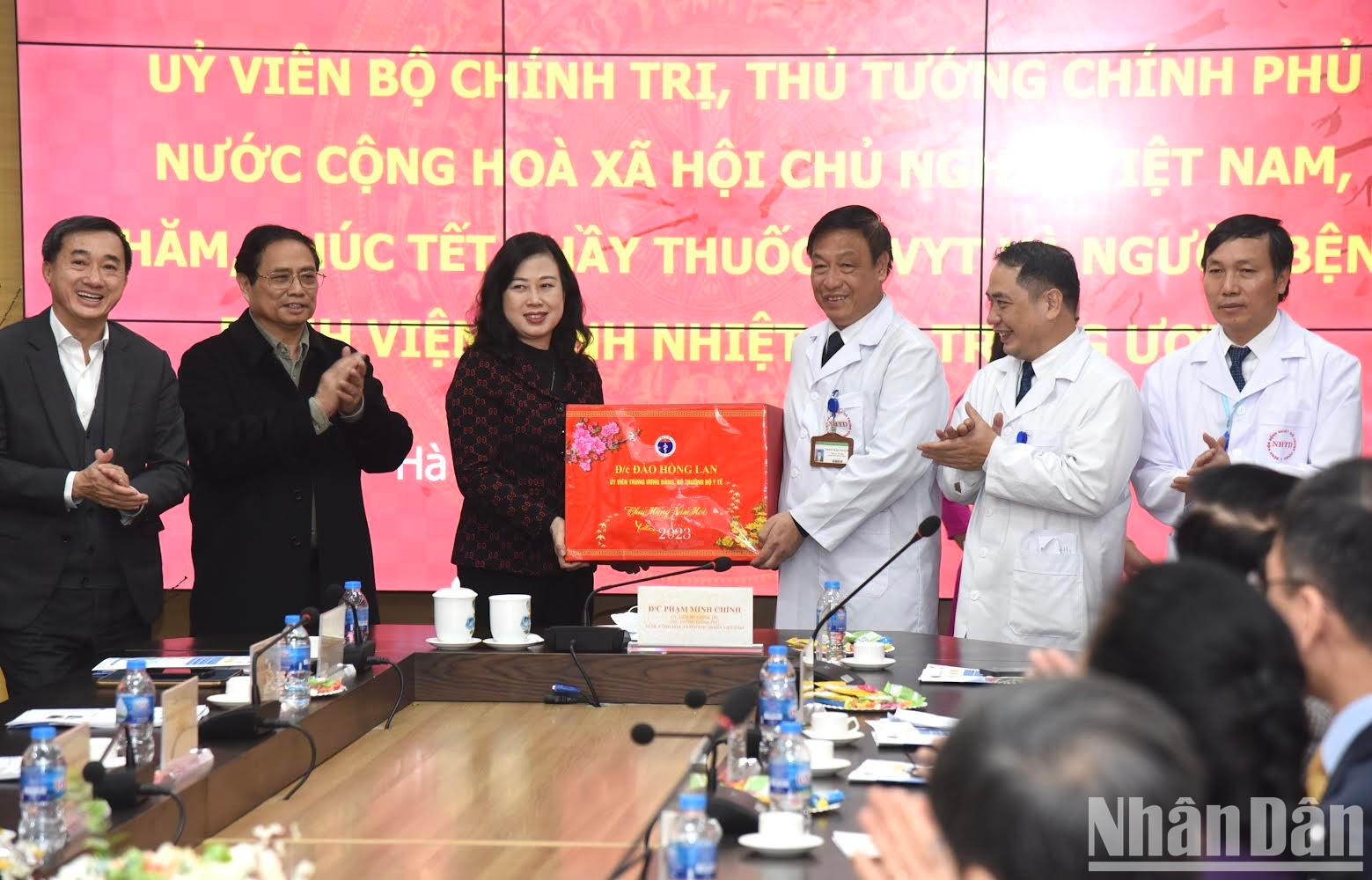 Entrega de obsequios por la ministra de Salud Pública, Dao Hong Lan. Entrega de obsequios por la ministra de Salud Pública, Dao Hong Lan.