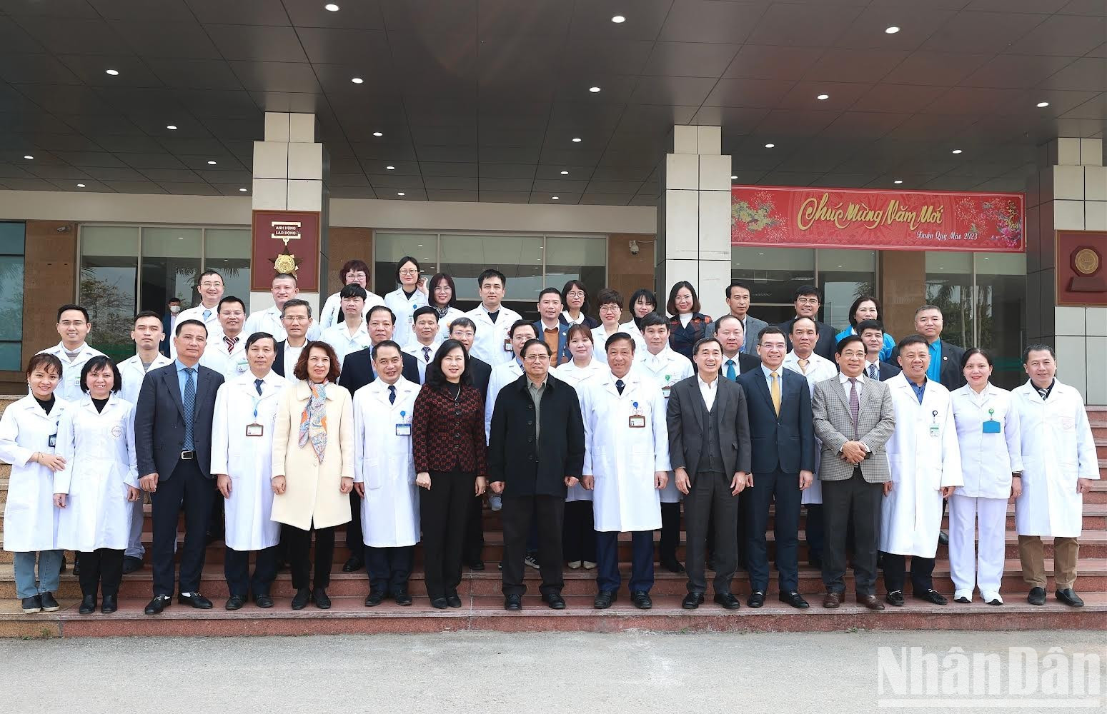 El primer ministro posa junto con el personal del nosocomio. El primer ministro posa junto con el personal del nosocomio.